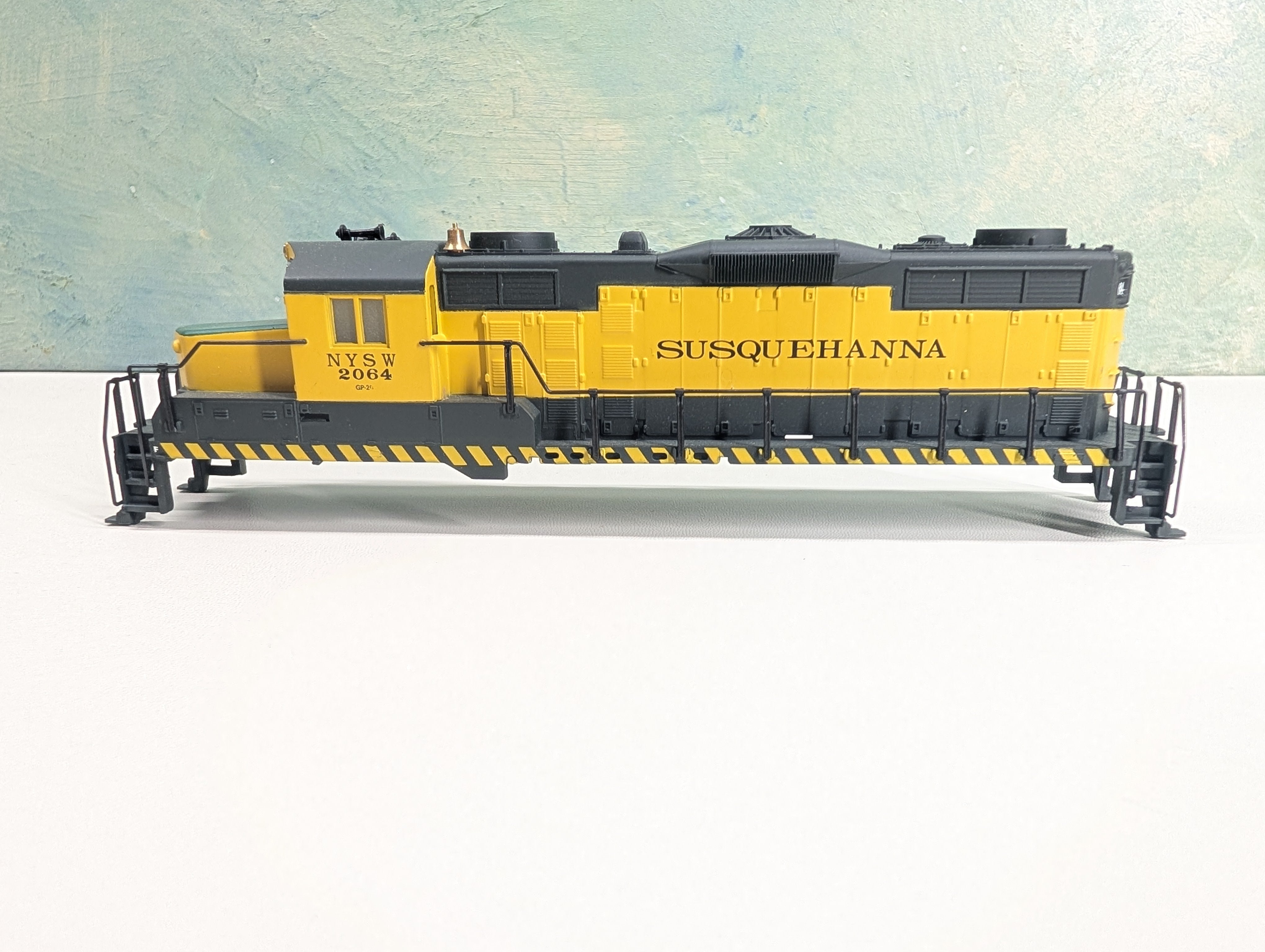 USED Mantua HO Scale GP-20 Diesel Locomotive Shell Only Susquehanna NYSW #2064