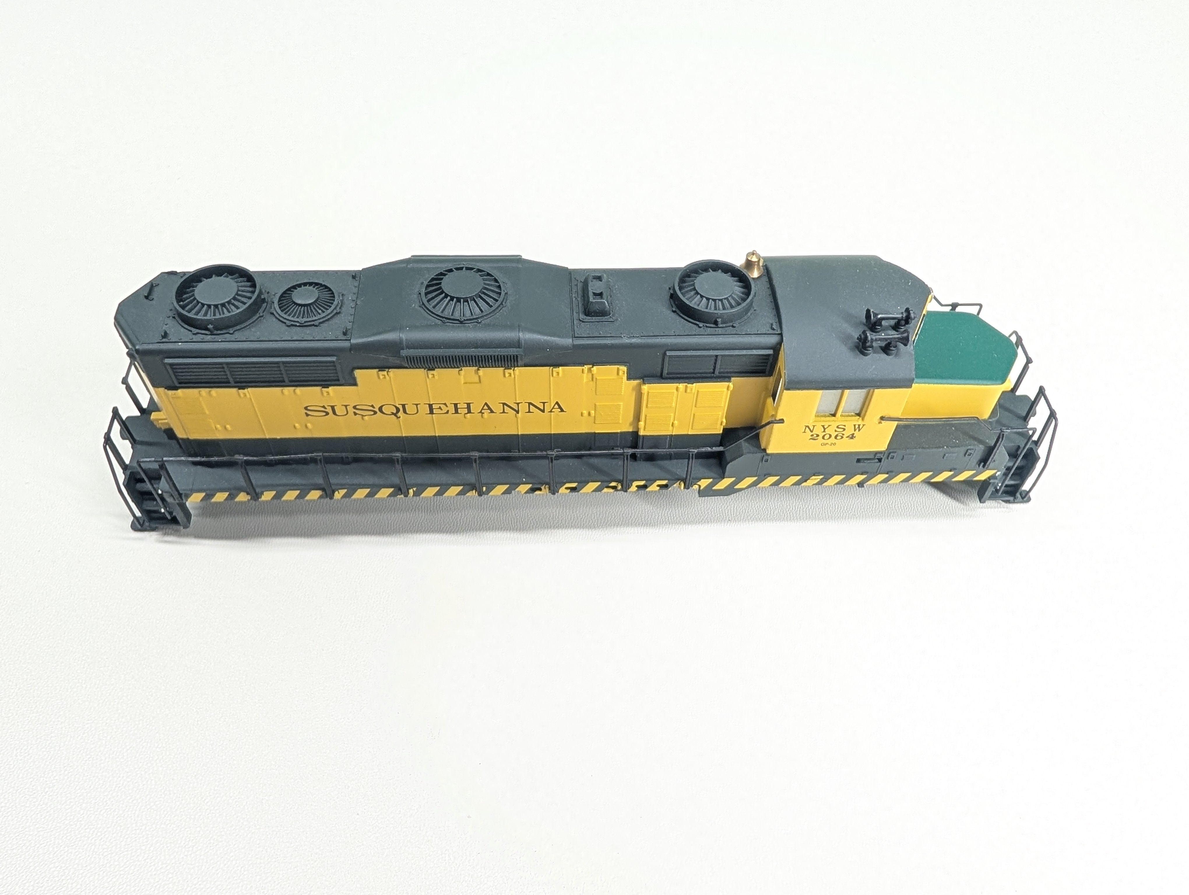 USED Mantua HO Scale GP-20 Diesel Locomotive Shell Only Susquehanna NYSW #2064