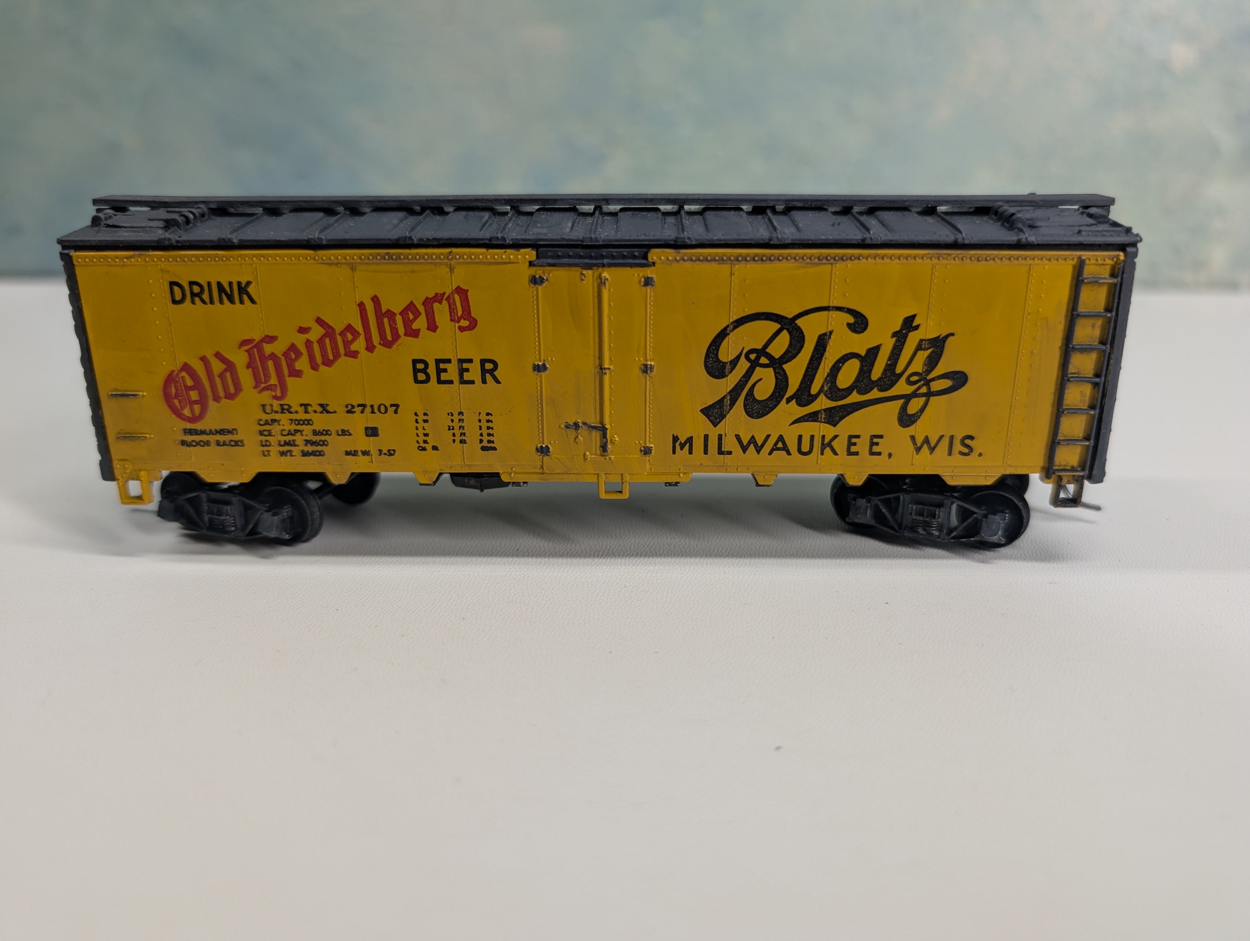 USED Athearn HO Scale Beer Car Blatz Old Heidelberg URTX #27107 Weathered, Metal Wheels