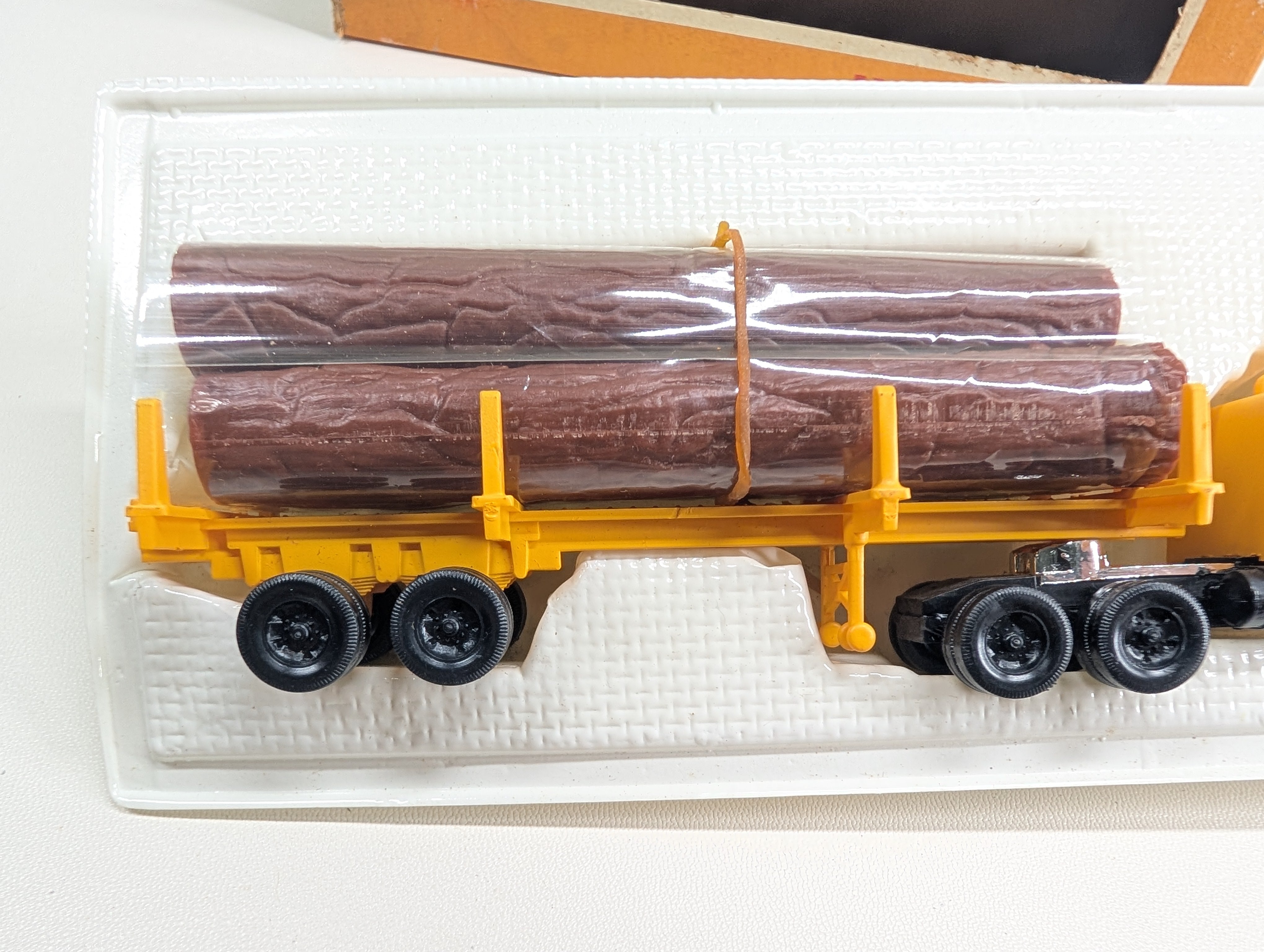 USED Cox 1578731 HO Scale Yellow Tractor & Stake Trailer w/ Logs