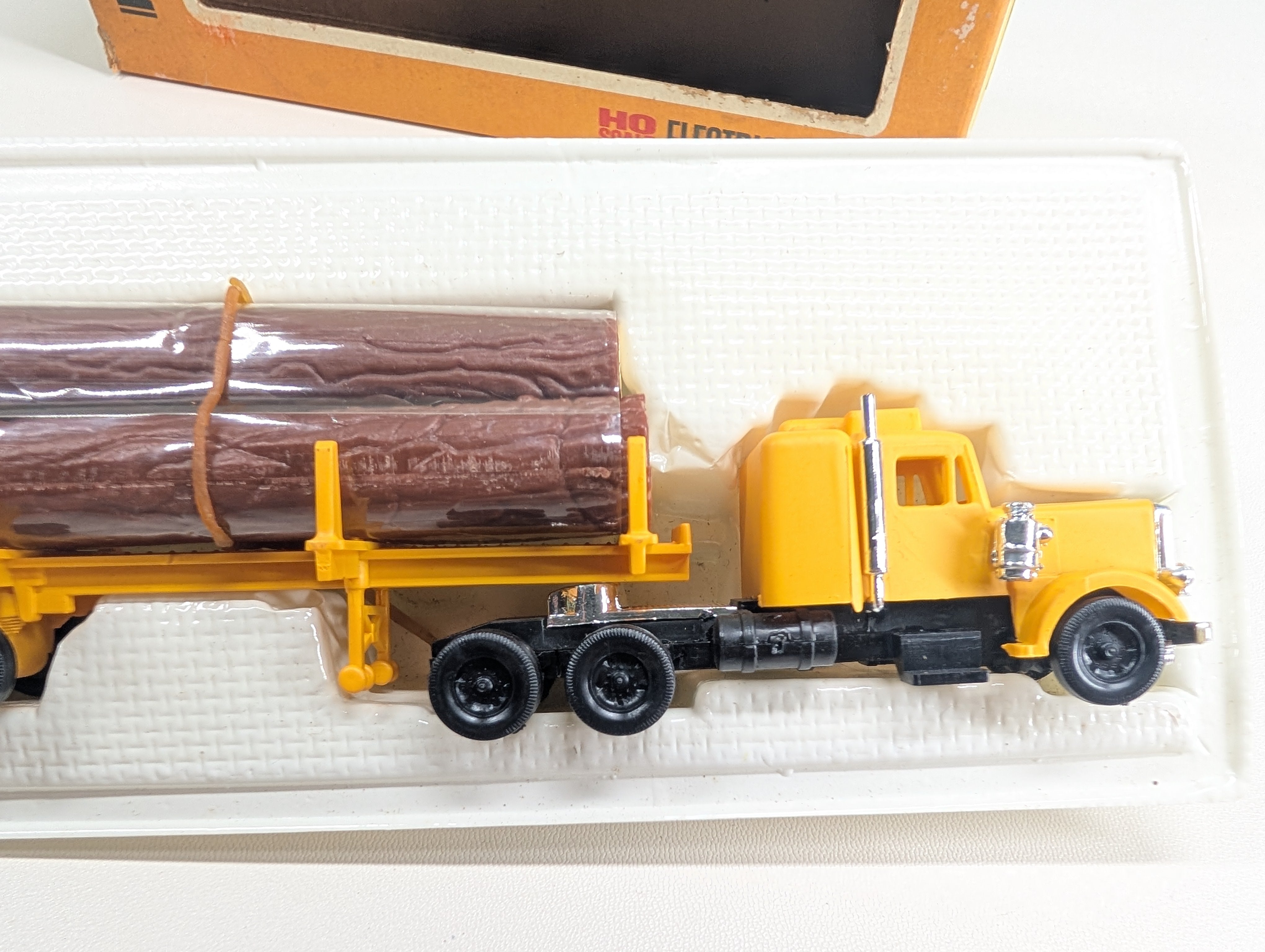 USED Cox 1578731 HO Scale Yellow Tractor & Stake Trailer w/ Logs
