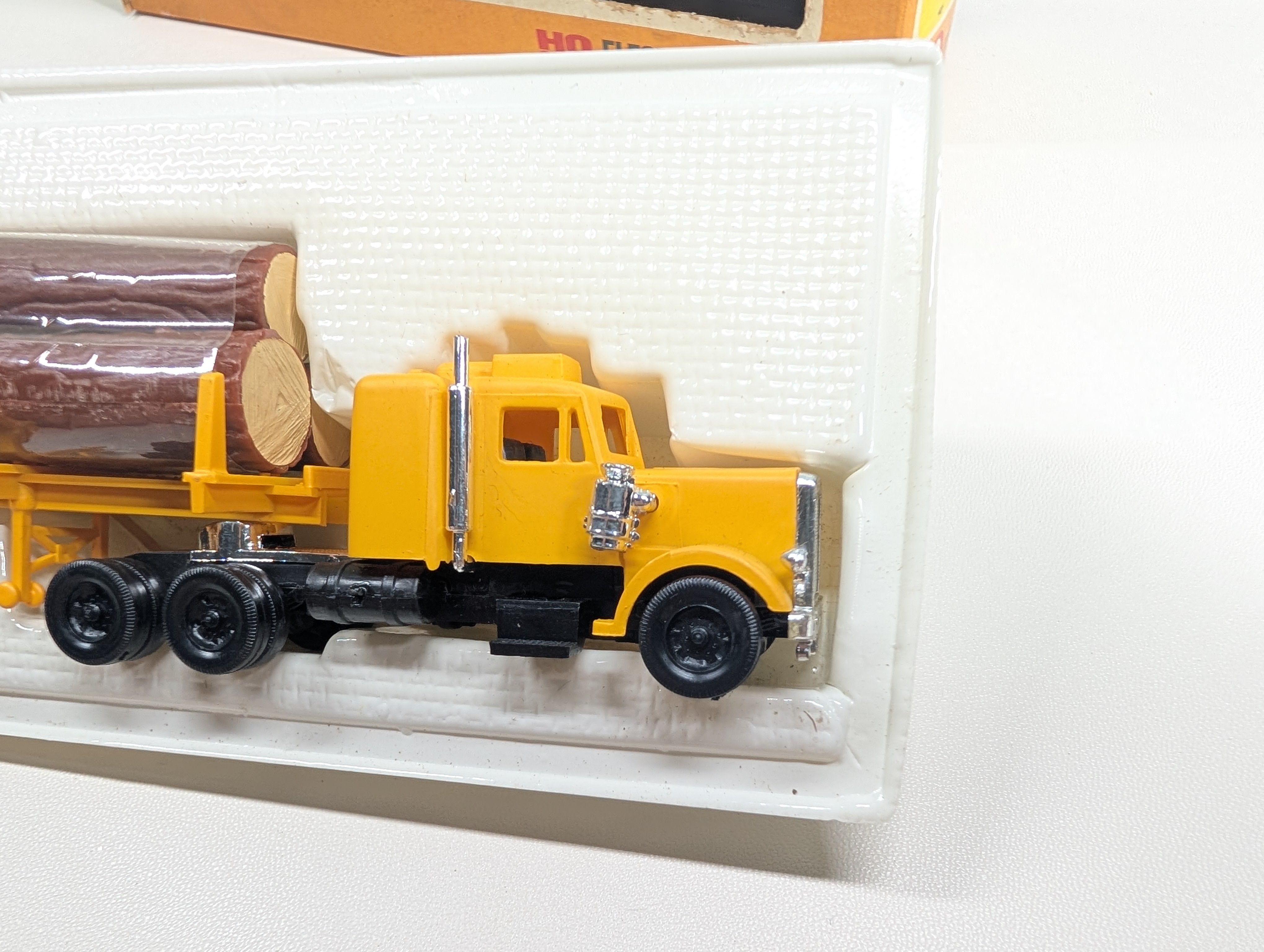 USED Cox 1578731 HO Scale Yellow Tractor & Stake Trailer w/ Logs