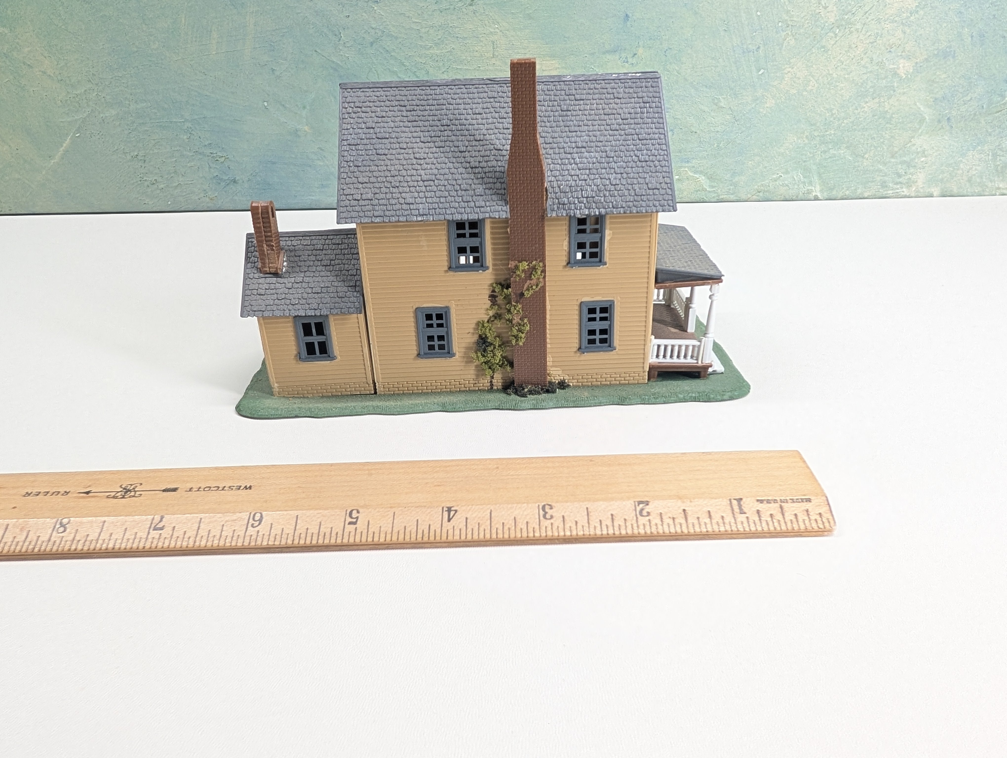 USED HO Scale 3 Story Home, Light Brown