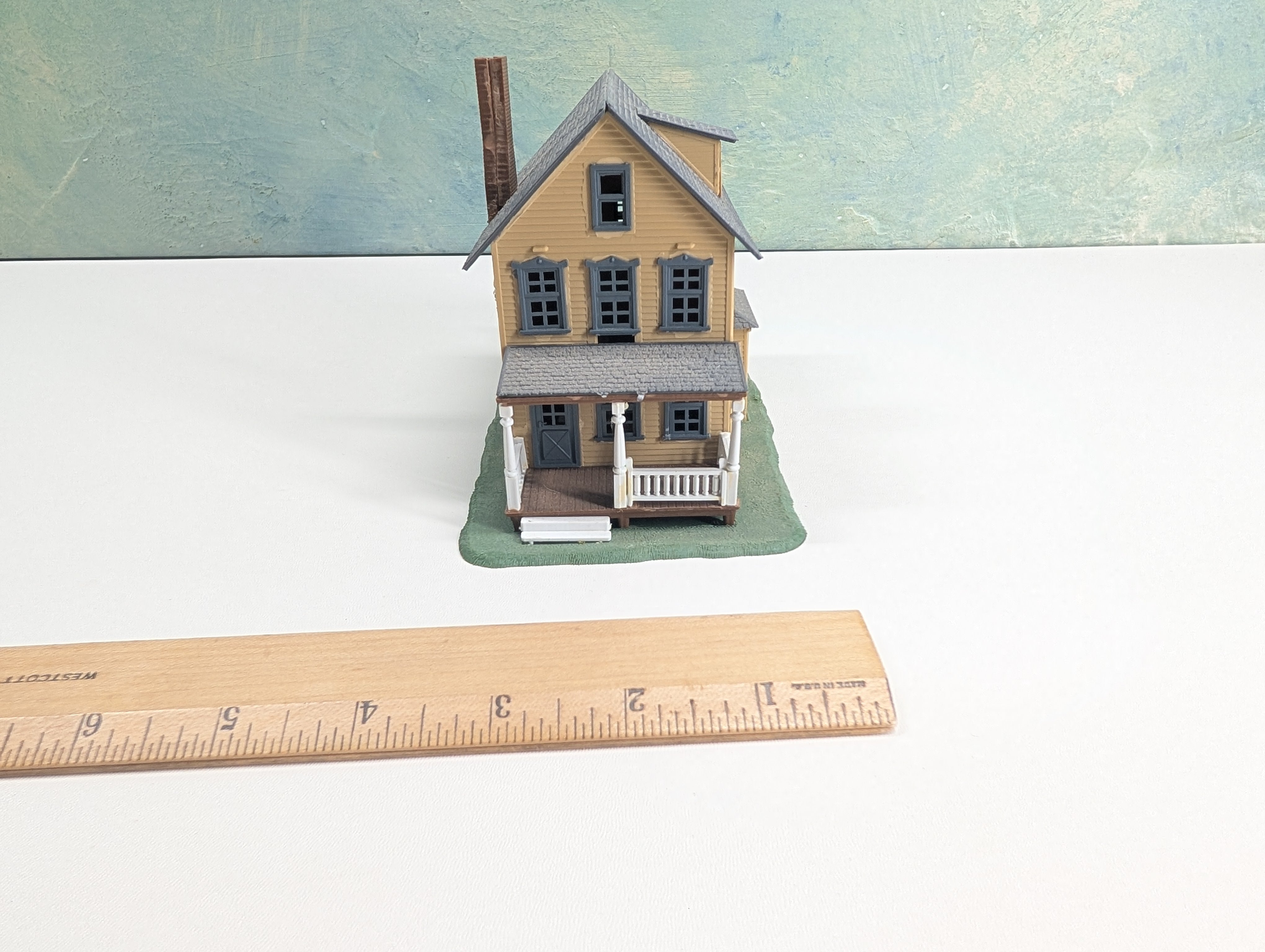 USED HO Scale 3 Story Home, Light Brown