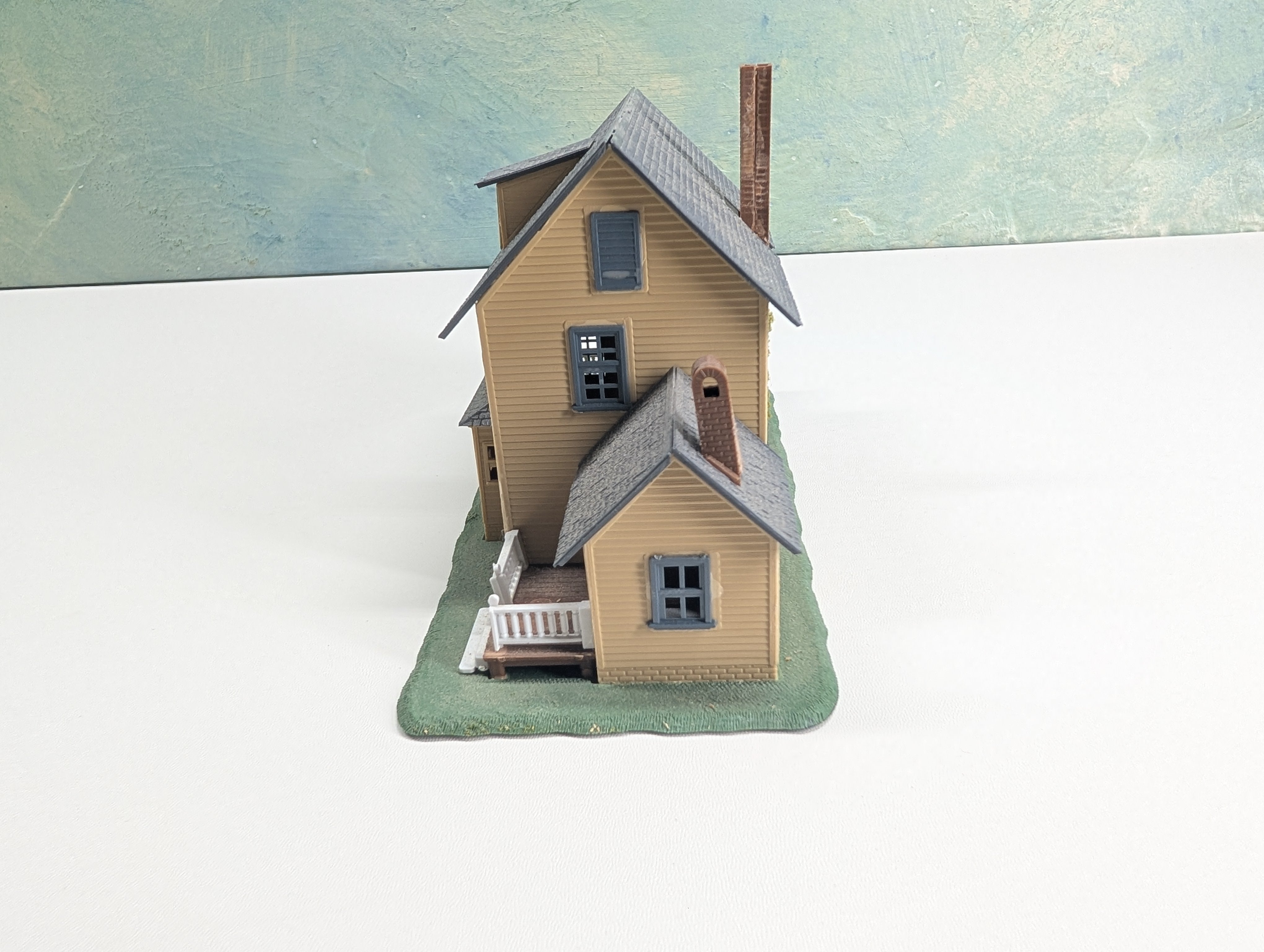 USED HO Scale 3 Story Home, Light Brown