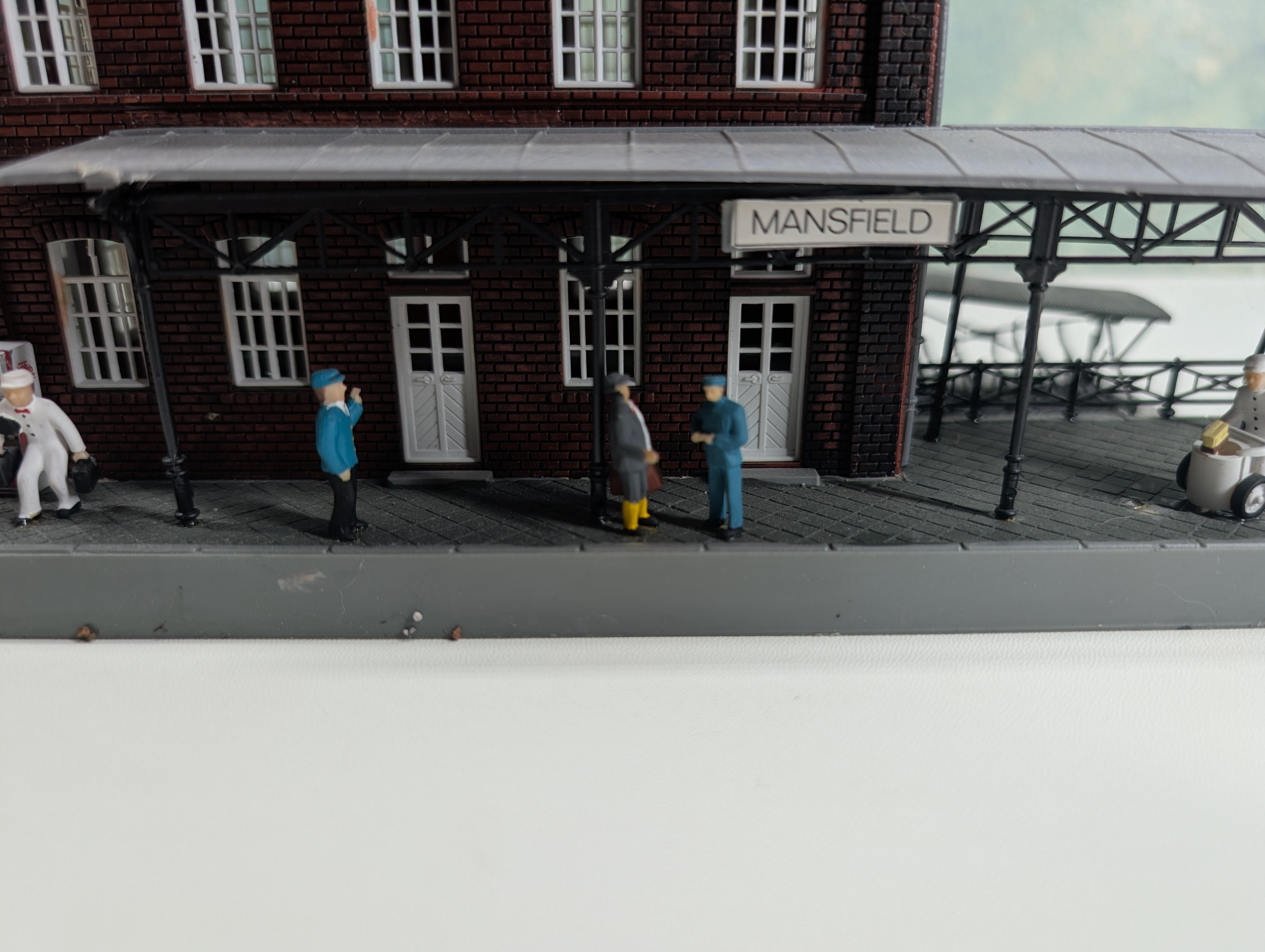 USED Pola HO Scale Mansfield Station w/ Details Added