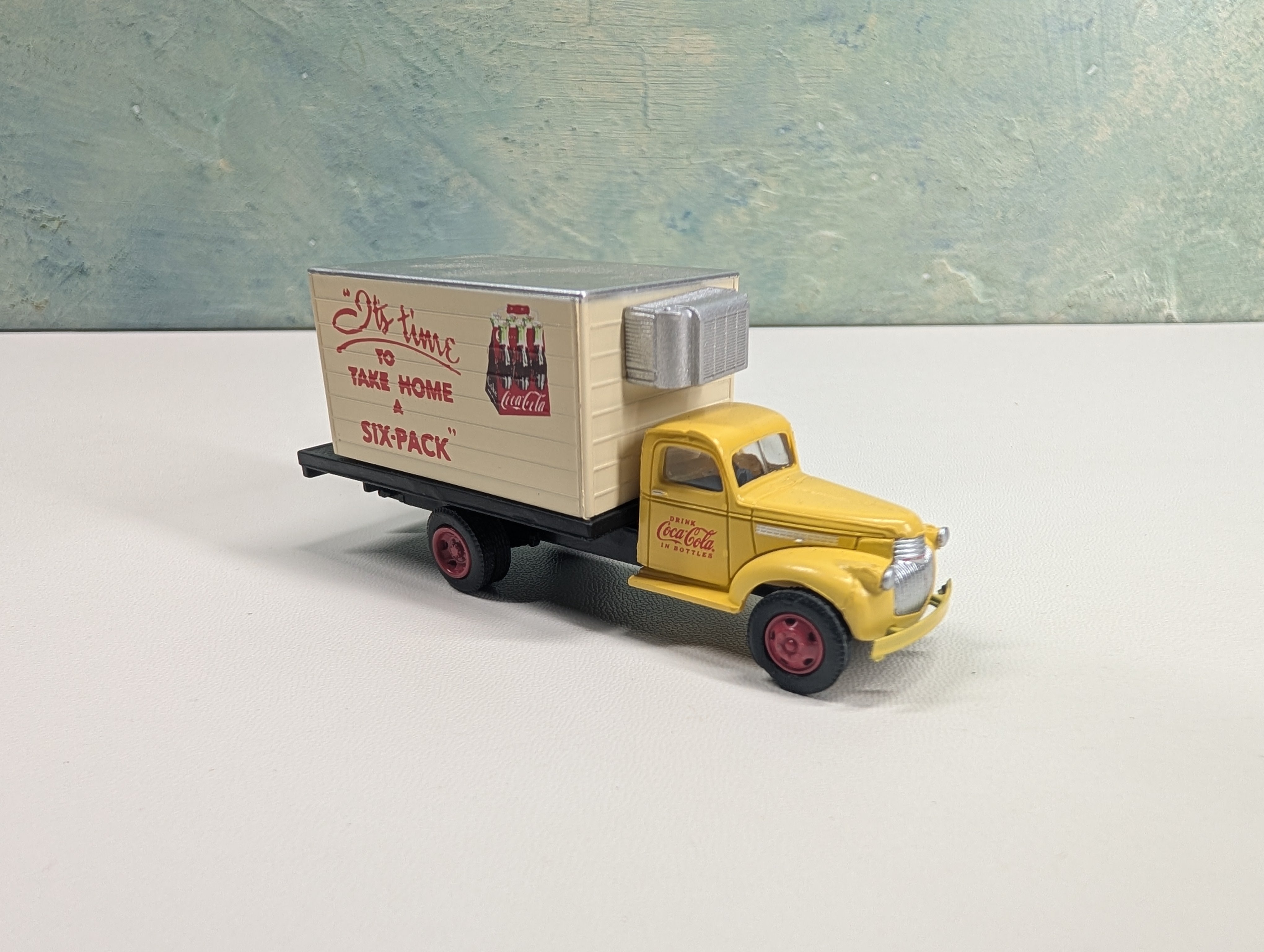 USED Classic Metal Works HO Scale 1941-46 Chevrolet Box Truck Yellow and Cream Coca-Cola