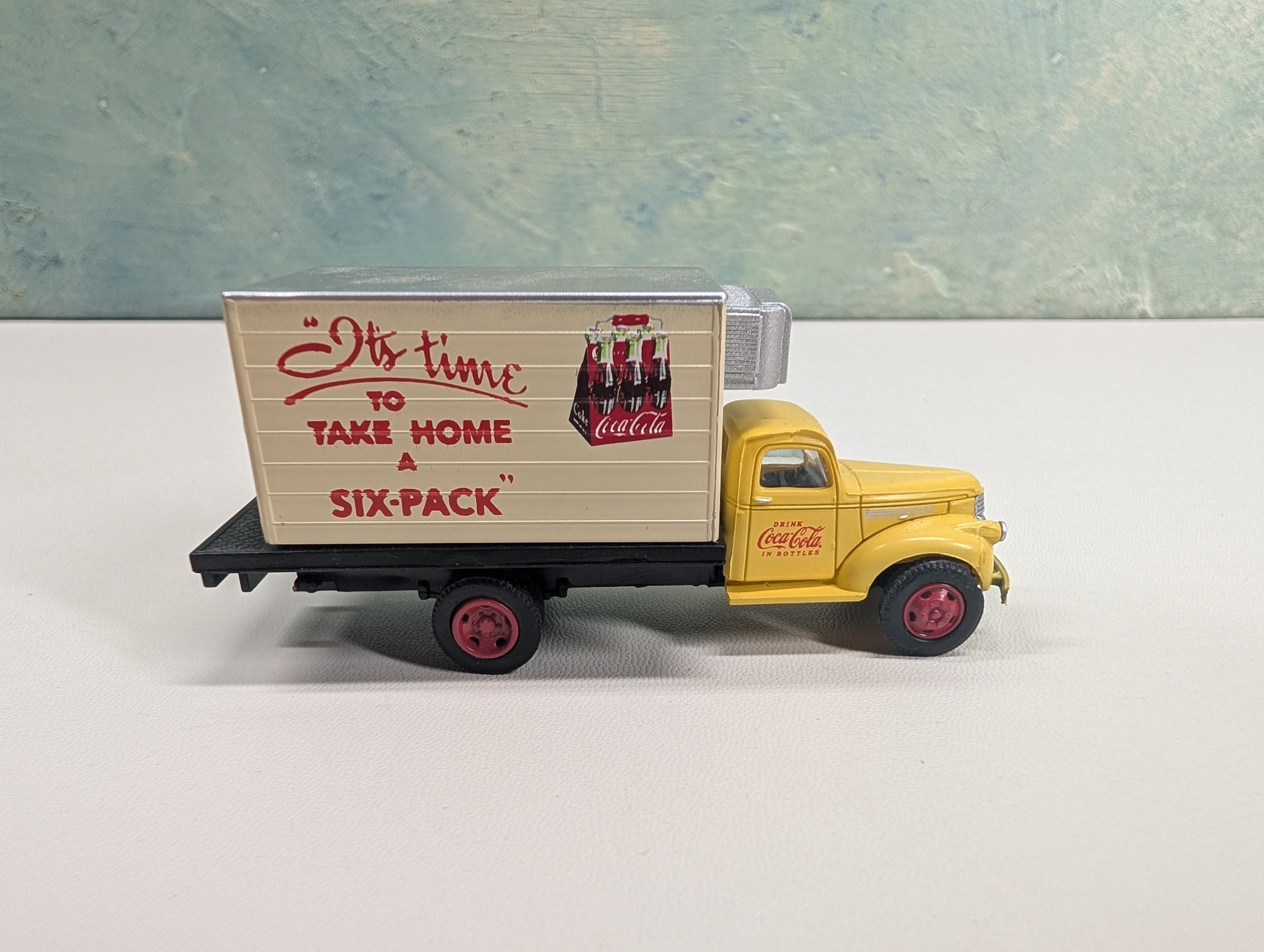 USED Classic Metal Works HO Scale 1941-46 Chevrolet Box Truck Yellow and Cream Coca-Cola