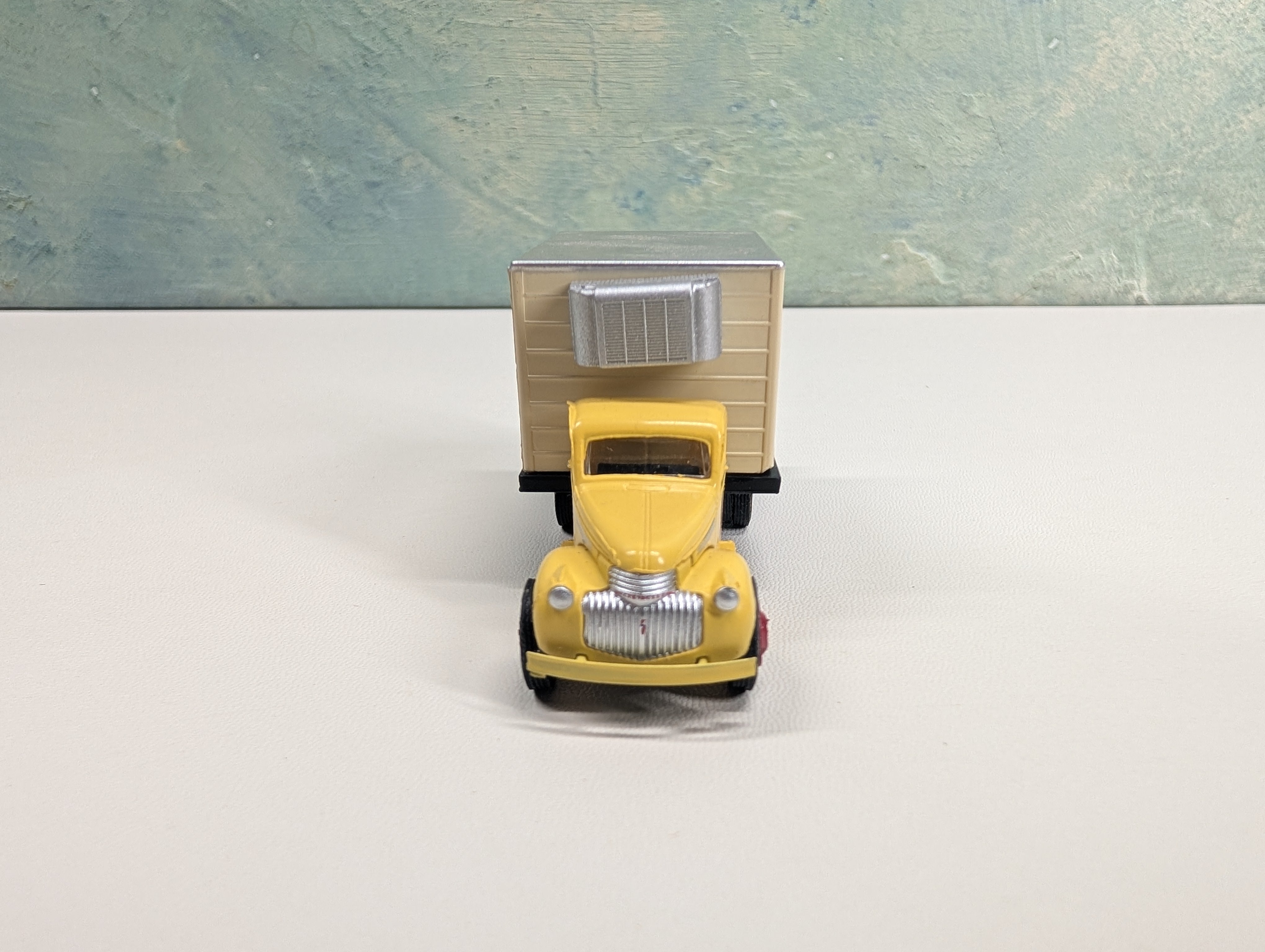 USED Classic Metal Works HO Scale 1941-46 Chevrolet Box Truck Yellow and Cream Coca-Cola