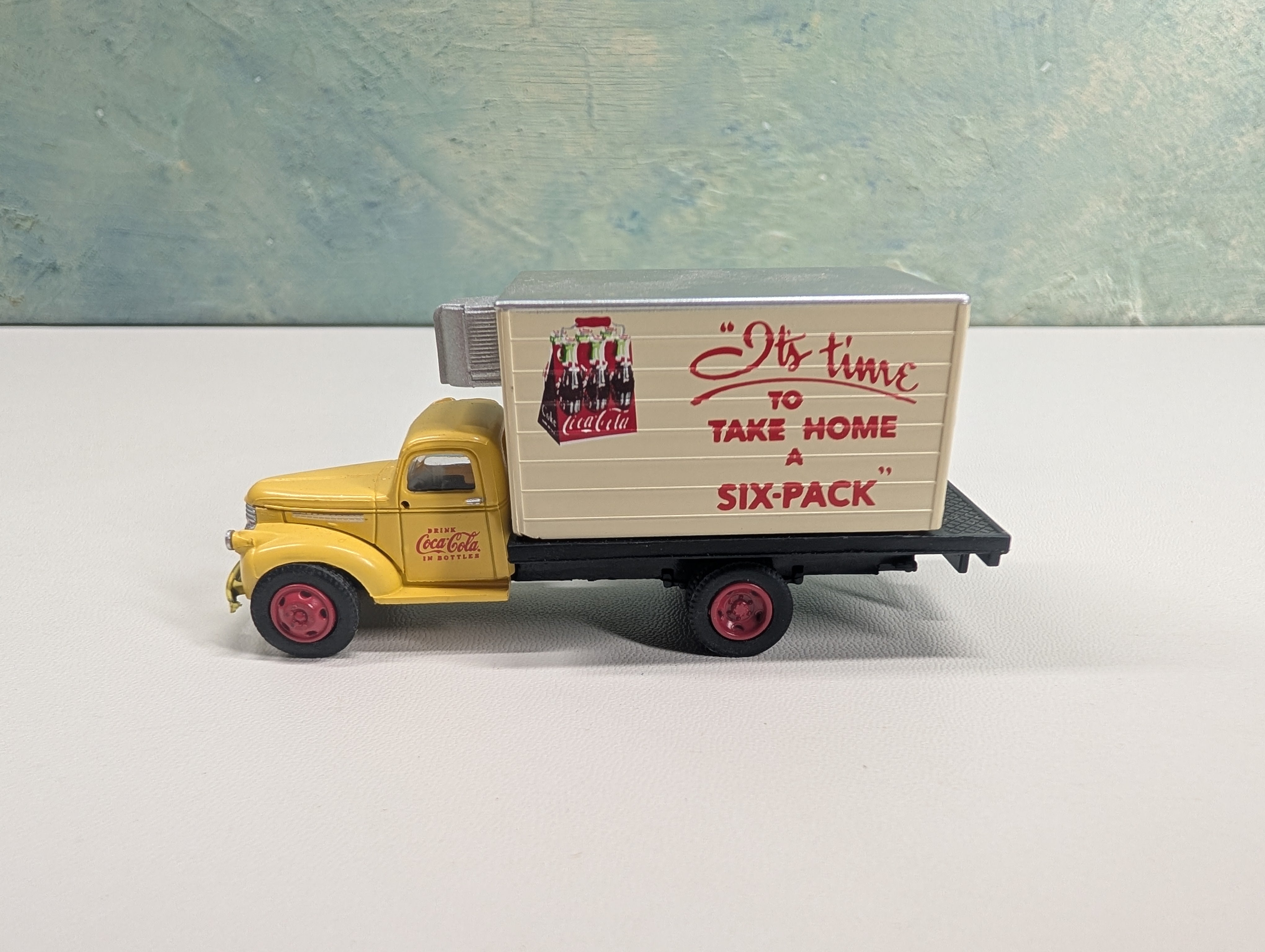 USED Classic Metal Works HO Scale 1941-46 Chevrolet Box Truck Yellow and Cream Coca-Cola