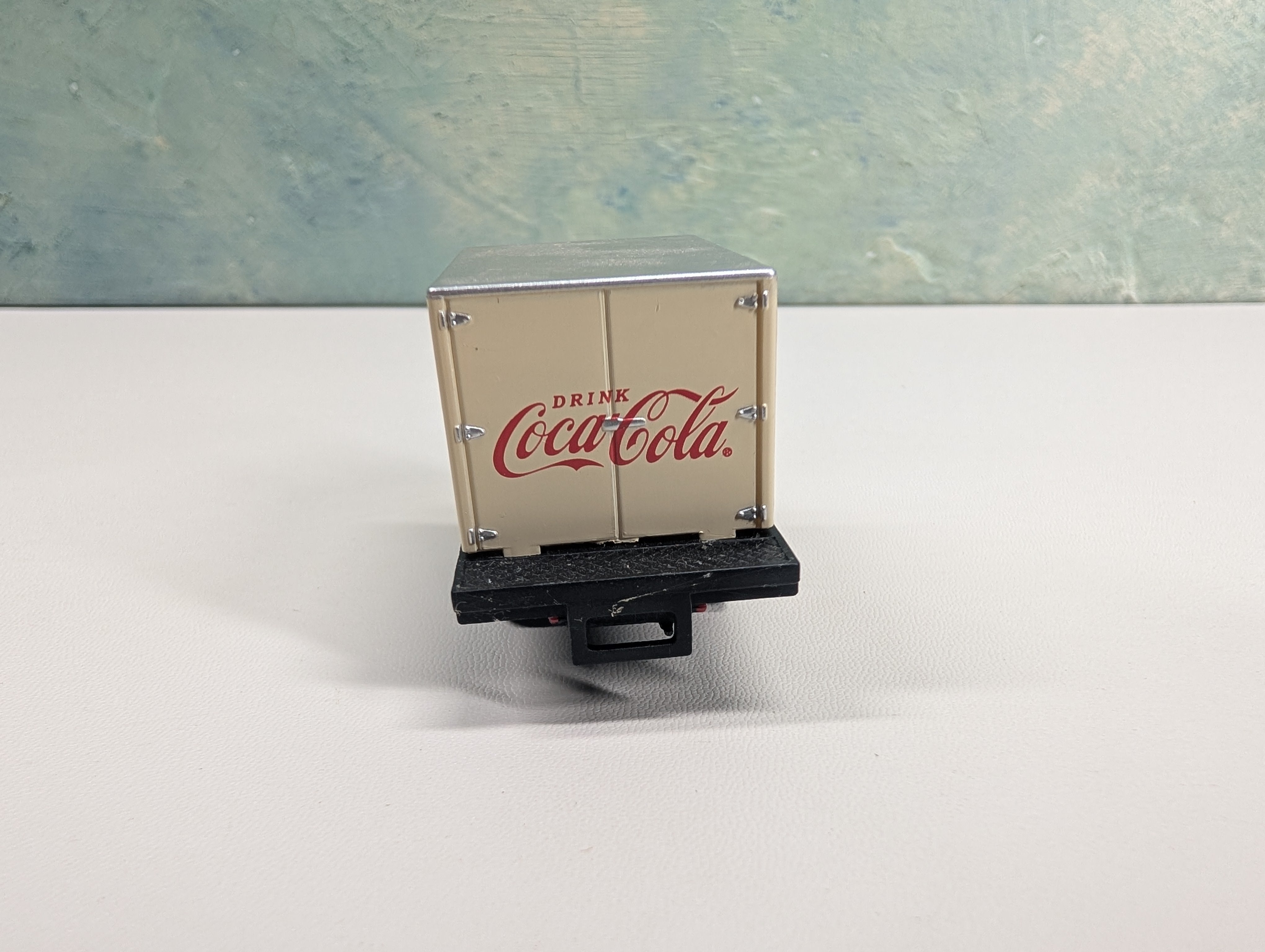 USED Classic Metal Works HO Scale 1941-46 Chevrolet Box Truck Yellow and Cream Coca-Cola