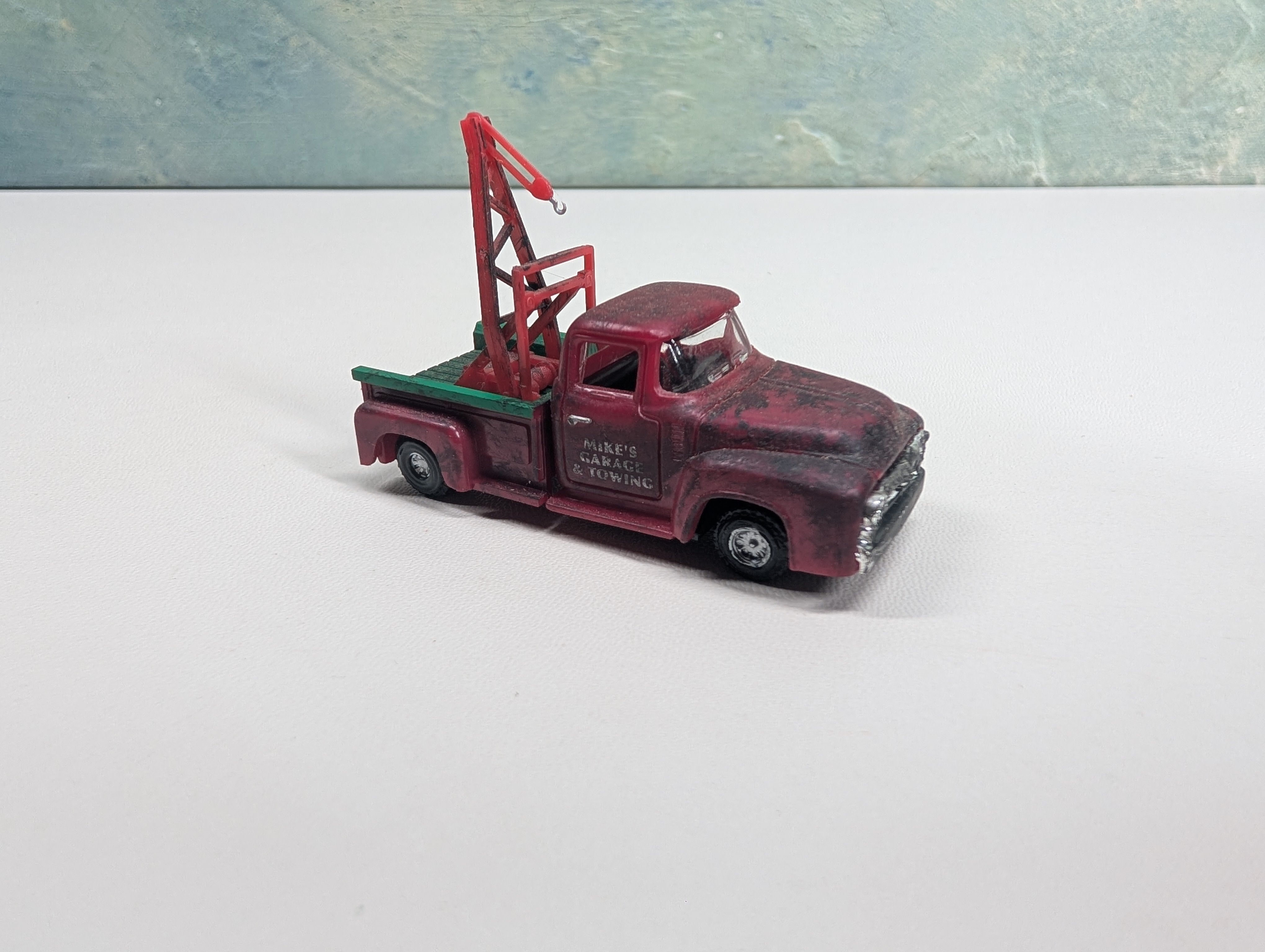 USED HO Scale Mike's Garage & Towing Truck, Weathered