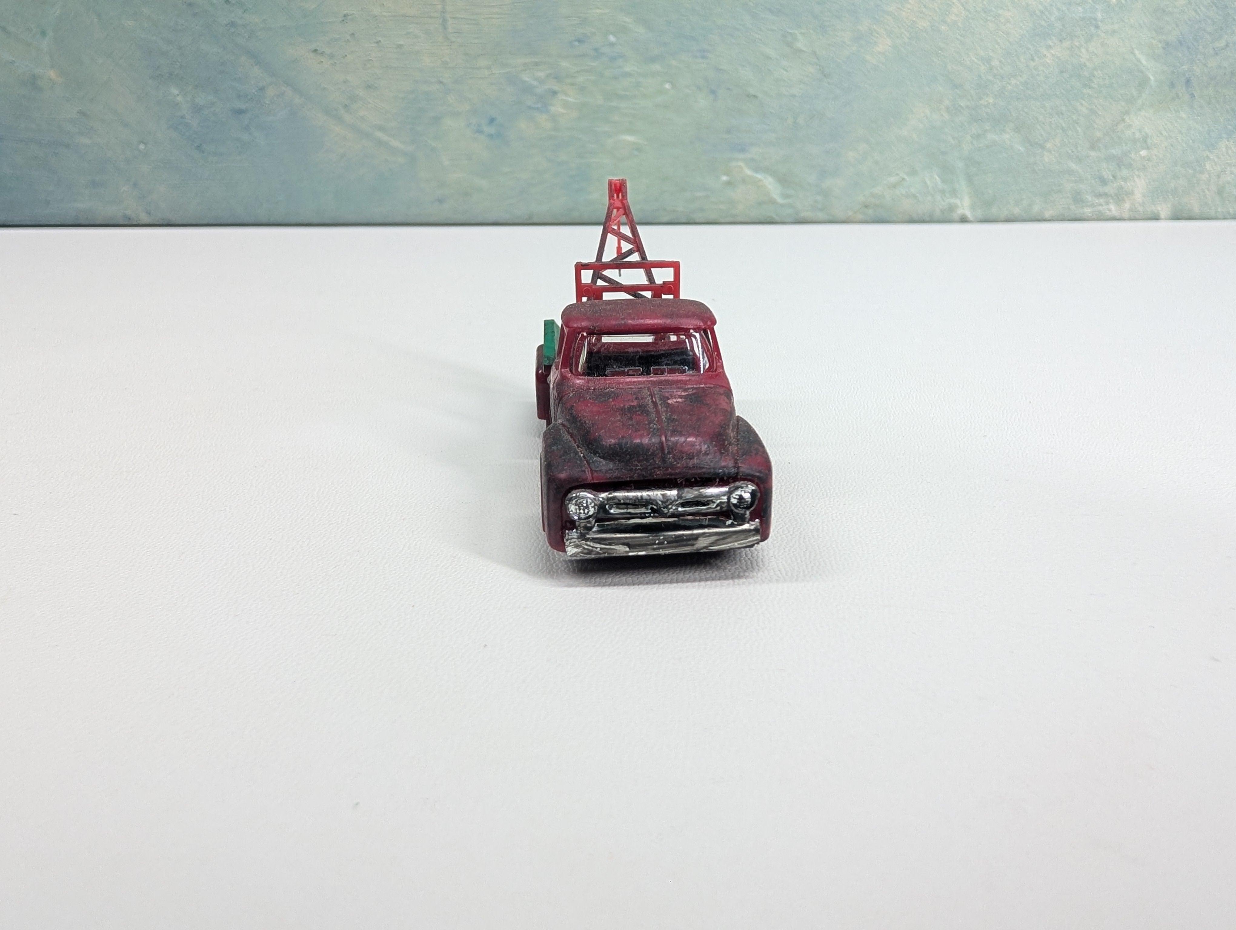 USED HO Scale Mike's Garage & Towing Truck, Weathered