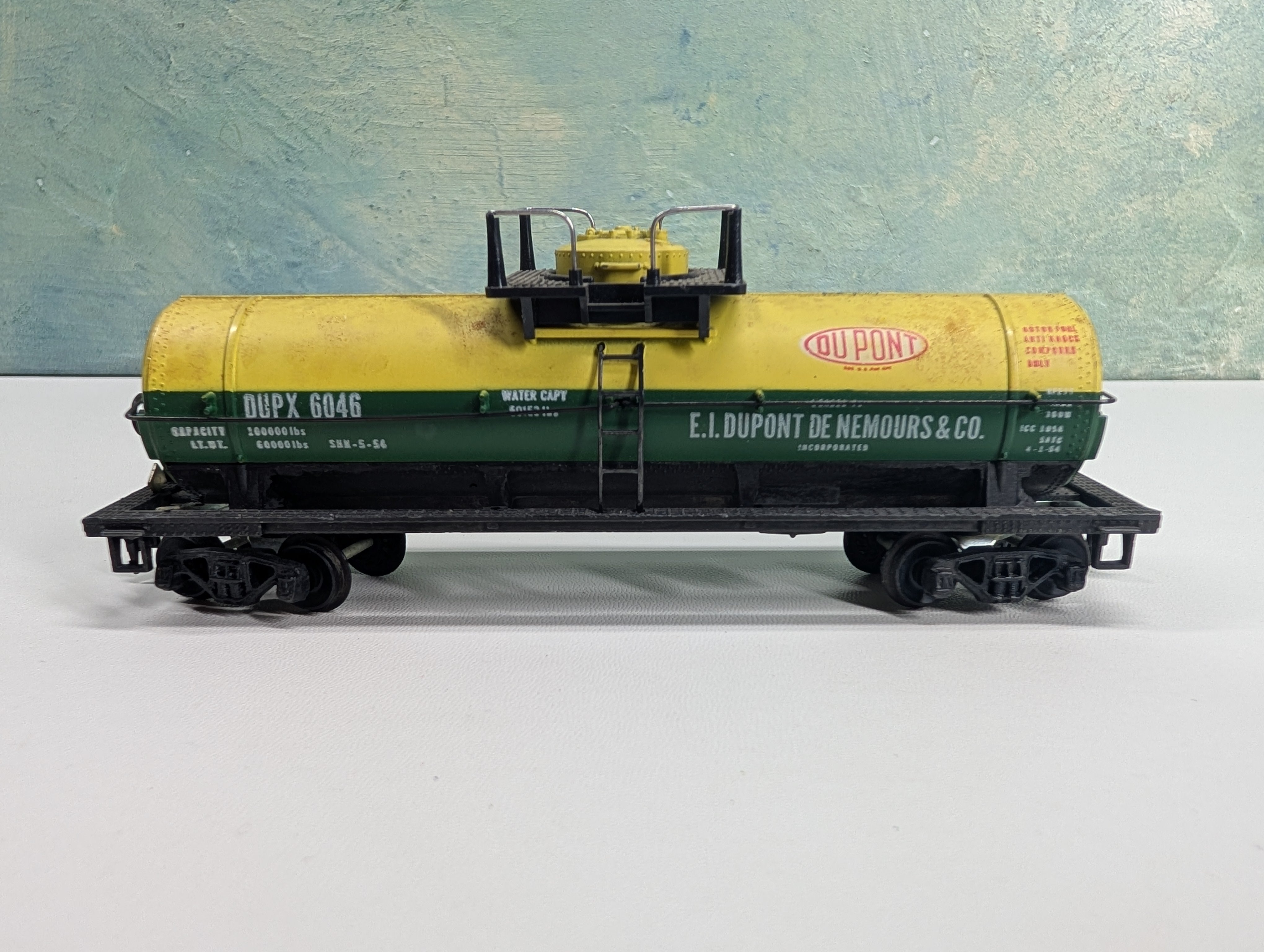 USED Mantua HO Scale Single Dome Chemical Tank Car Du Pont DUPX #6046