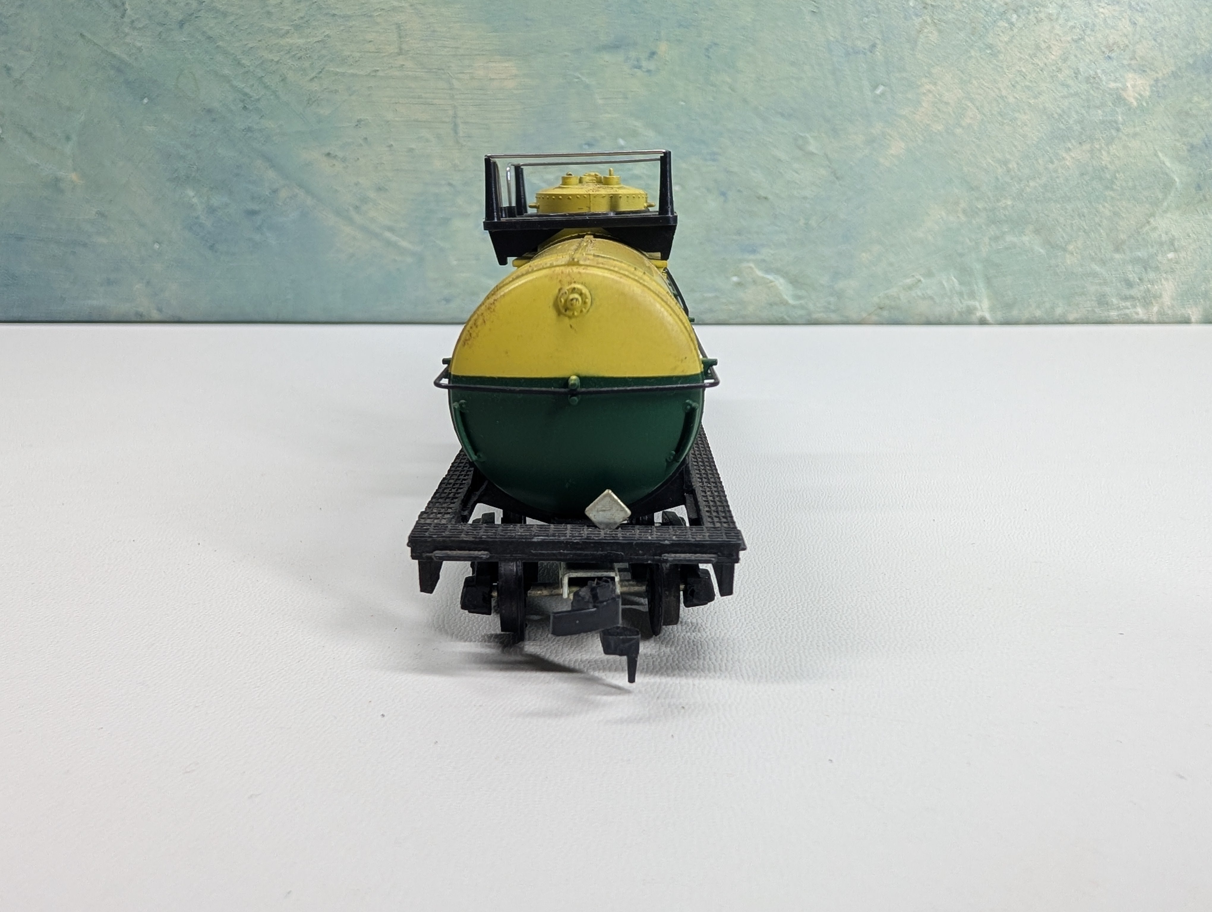 USED Mantua HO Scale Single Dome Chemical Tank Car Du Pont DUPX #6046