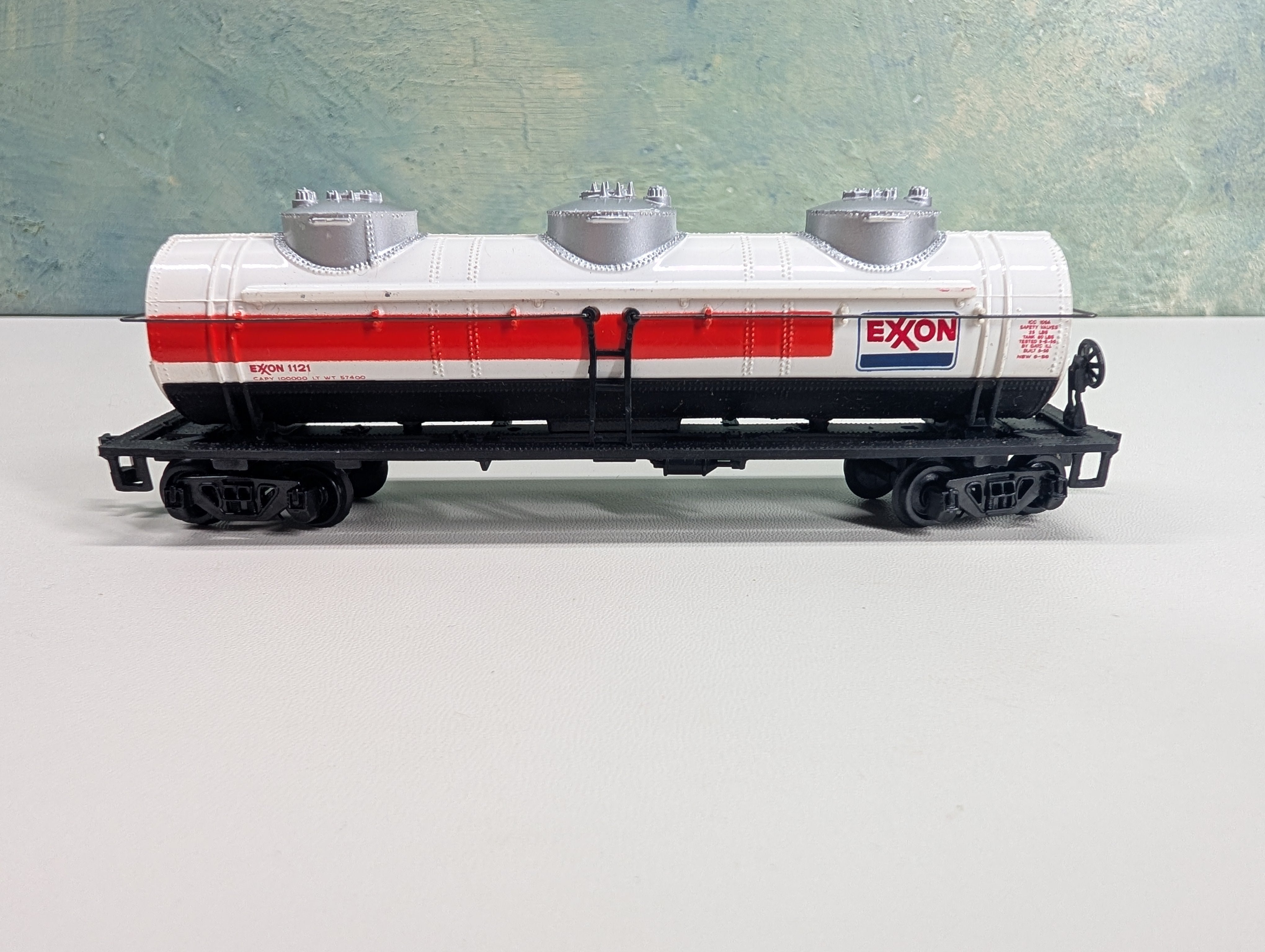 USED Bachmann HO Scale Triple Dome Tank Car Exxon #1121