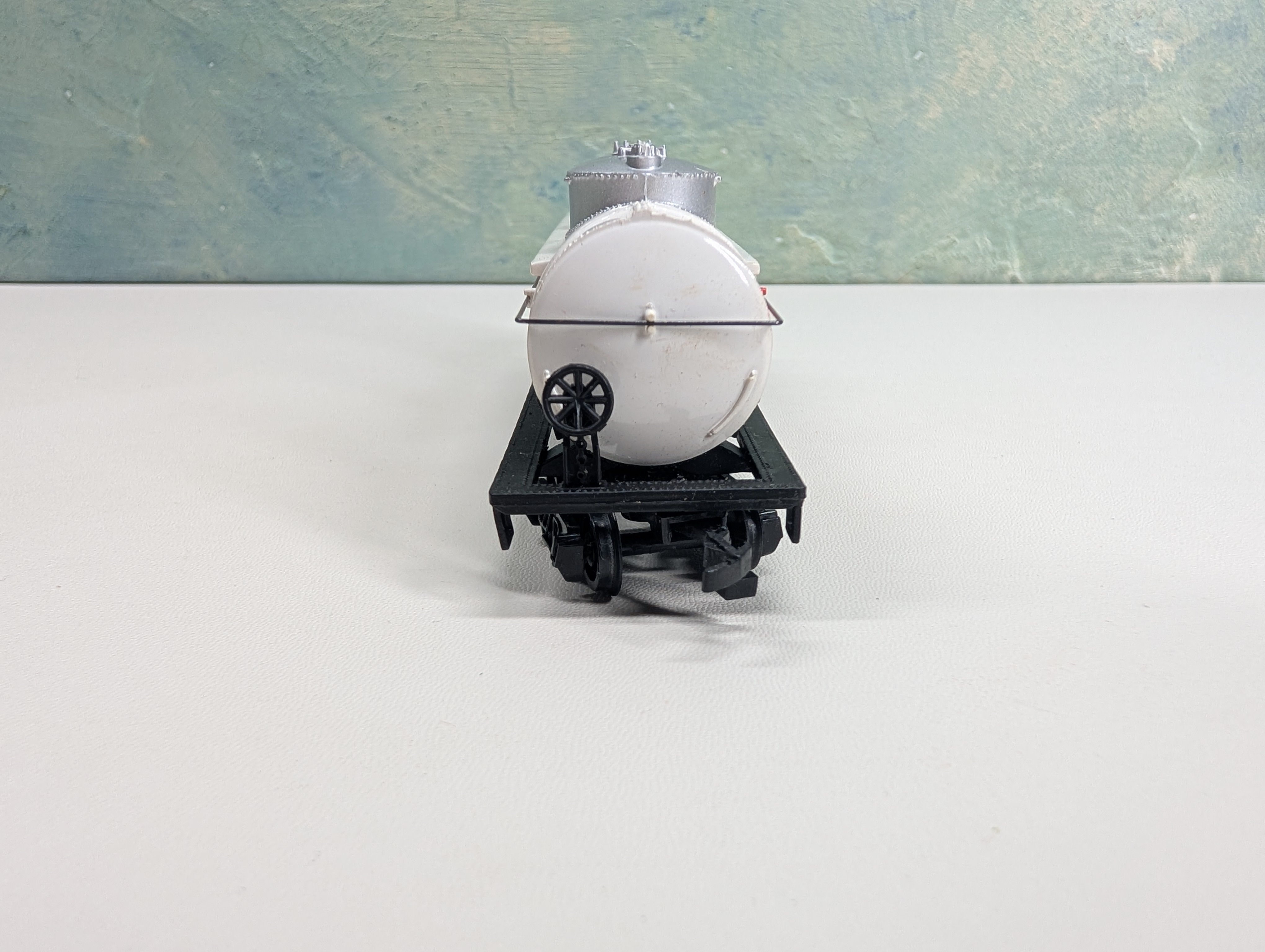 USED Bachmann HO Scale Triple Dome Tank Car Exxon #1121
