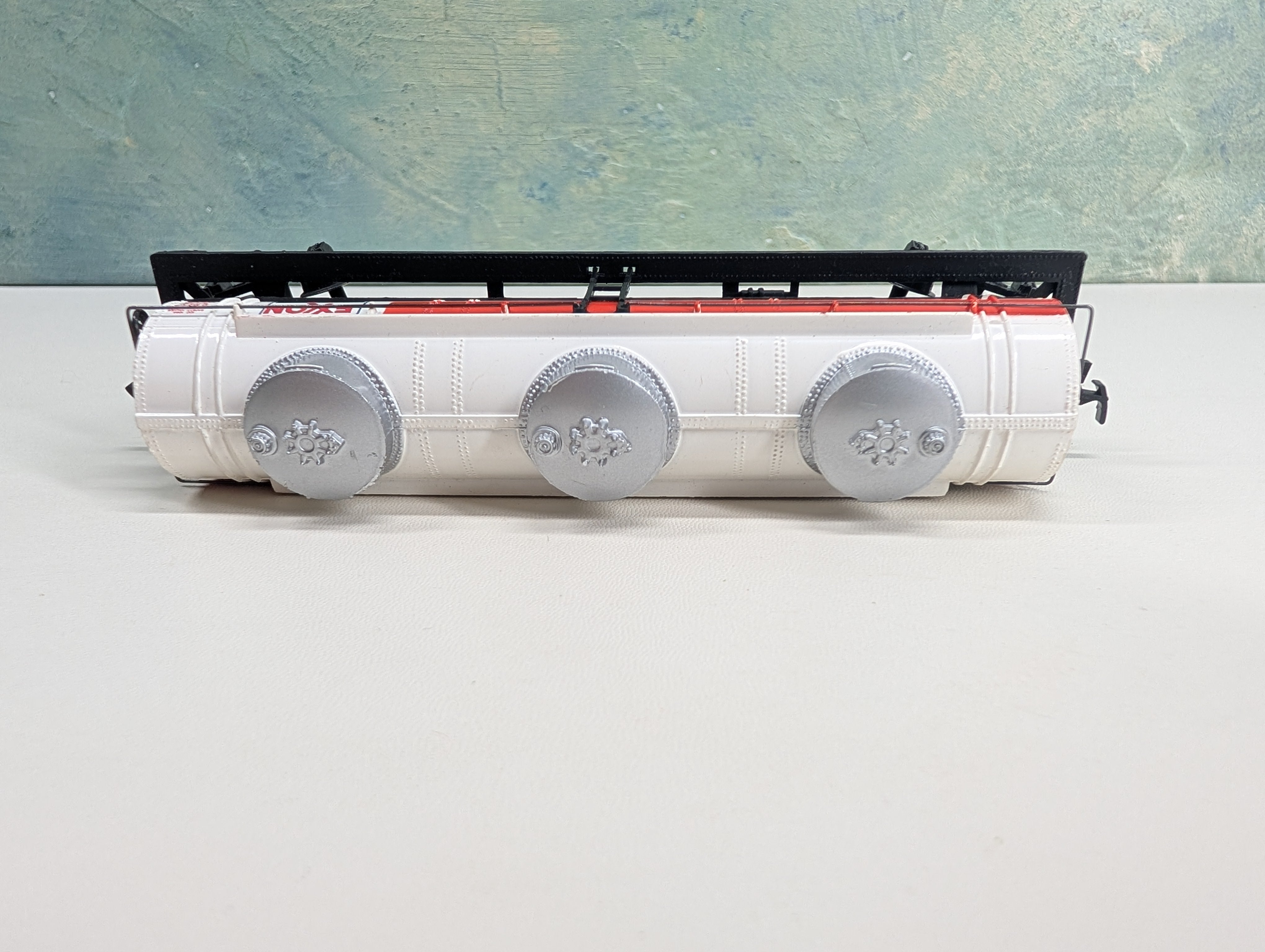 USED Bachmann HO Scale Triple Dome Tank Car Exxon #1121