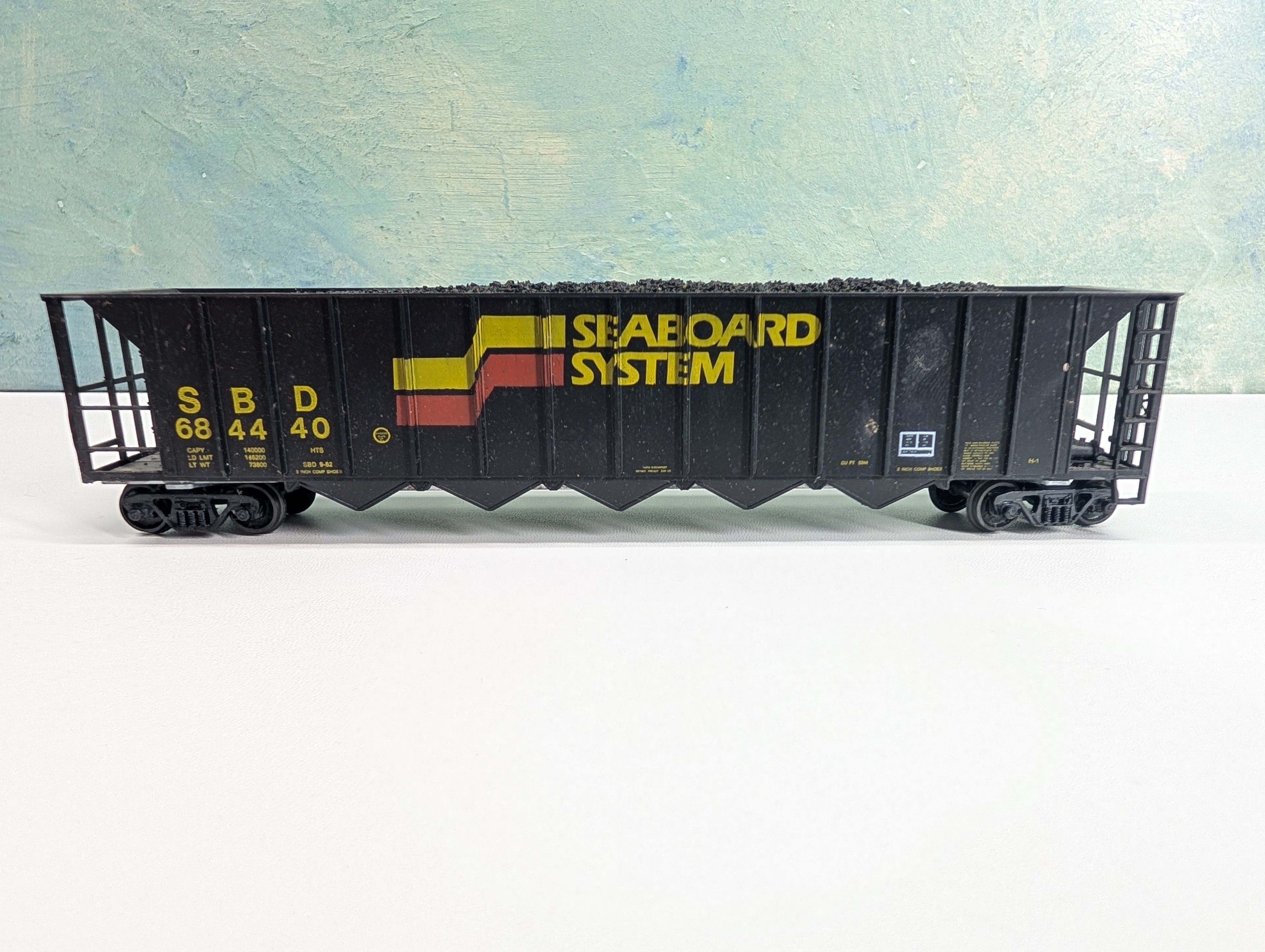 USED Roundhouse HO Scale 5 Bay Rapid Discharge Hopper w/ Coal Load Seaboard System SBD #684440