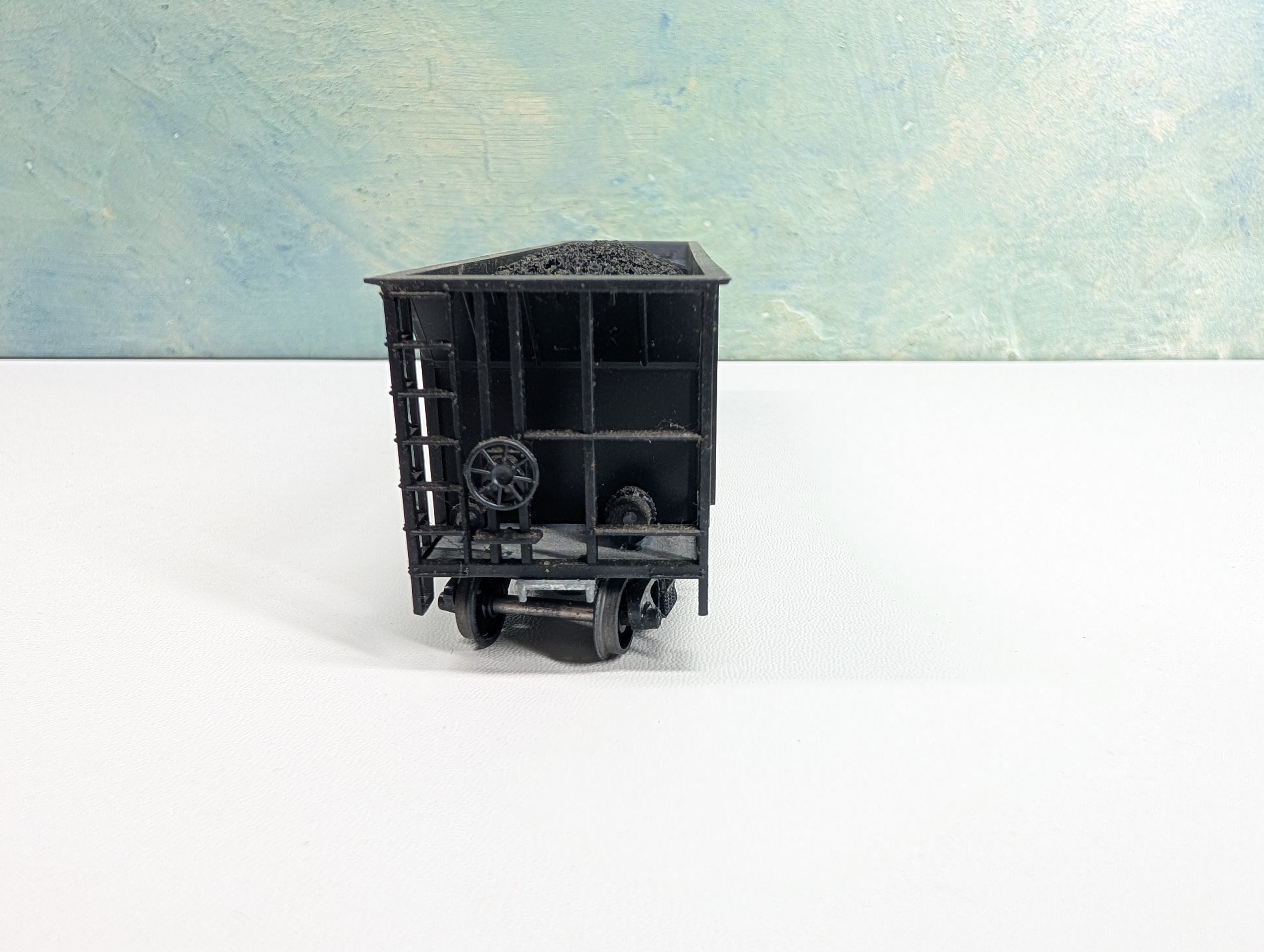 USED Roundhouse HO Scale 5 Bay Rapid Discharge Hopper w/ Coal Load Seaboard System SBD #684440