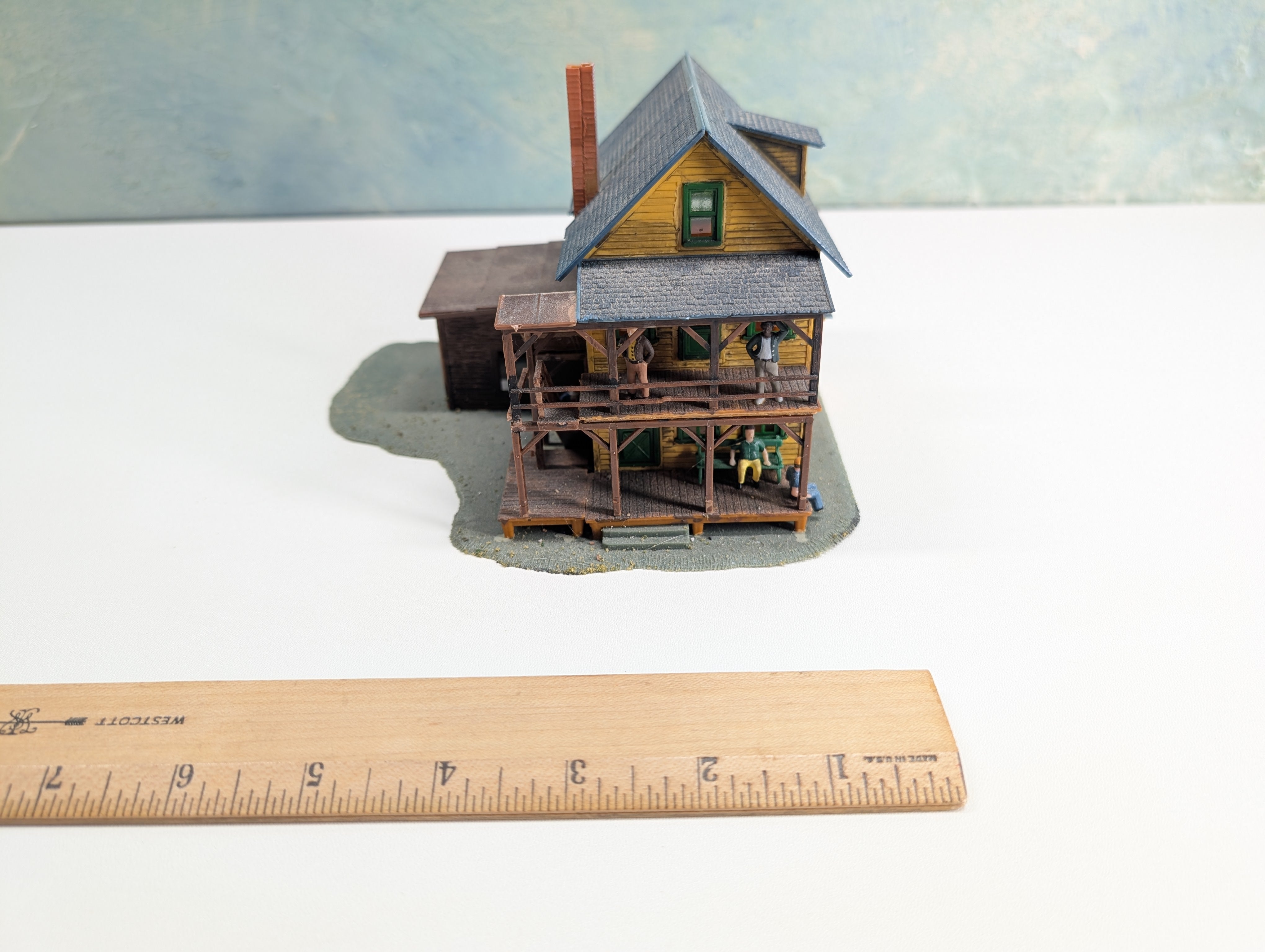 USED HO Scale Old Time 3 Story Yellow House