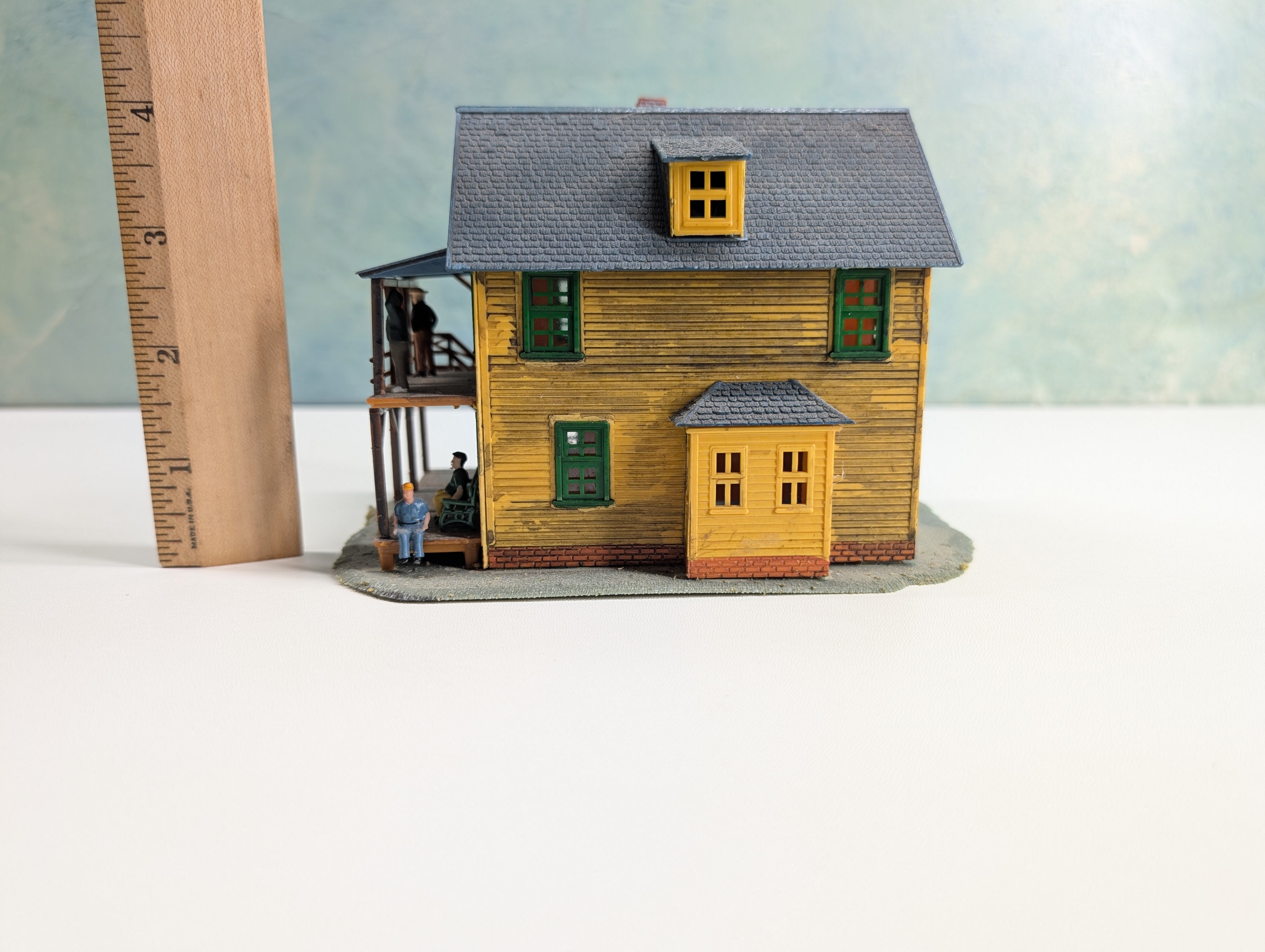 USED HO Scale Old Time 3 Story Yellow House