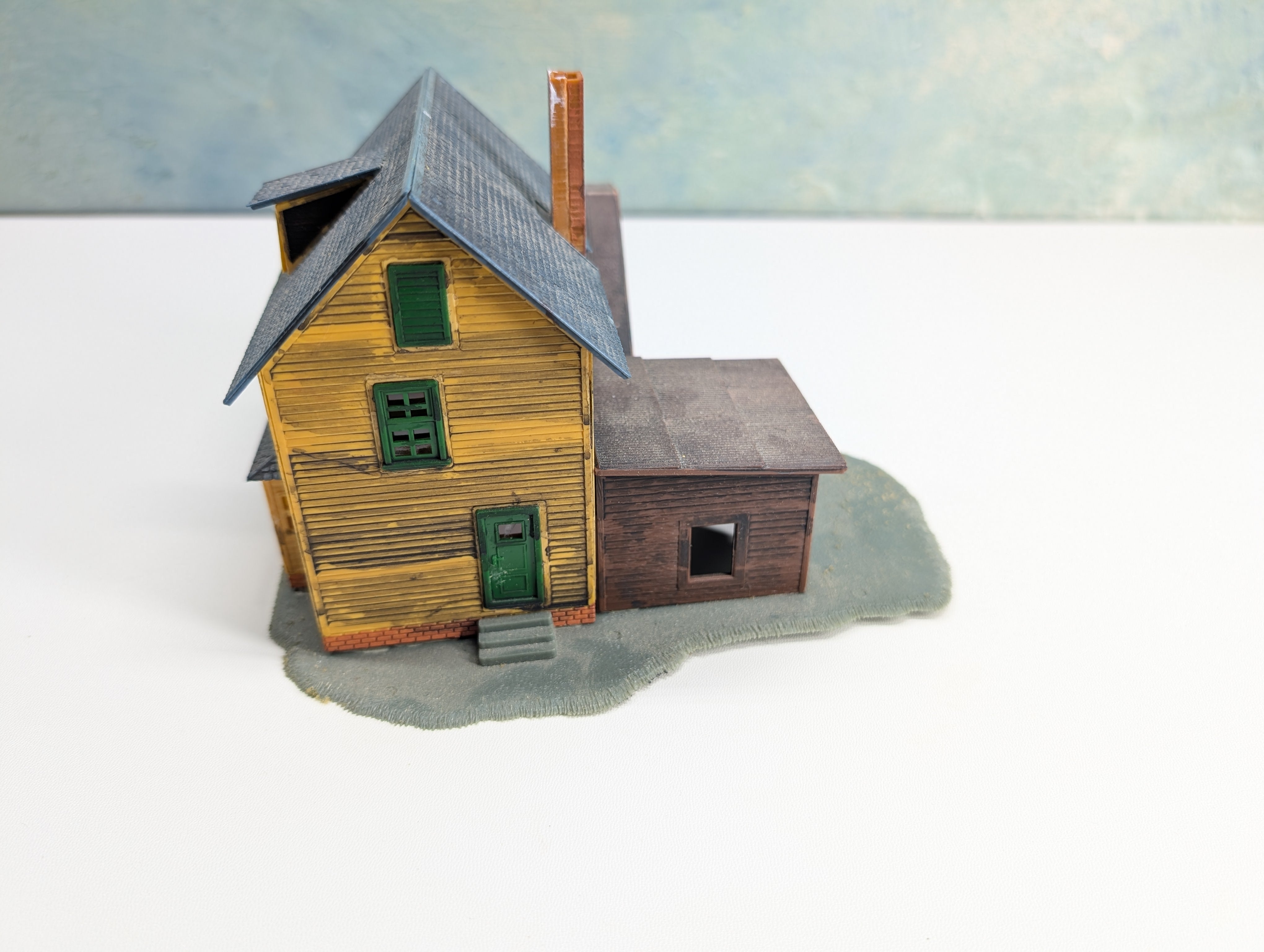 USED HO Scale Old Time 3 Story Yellow House