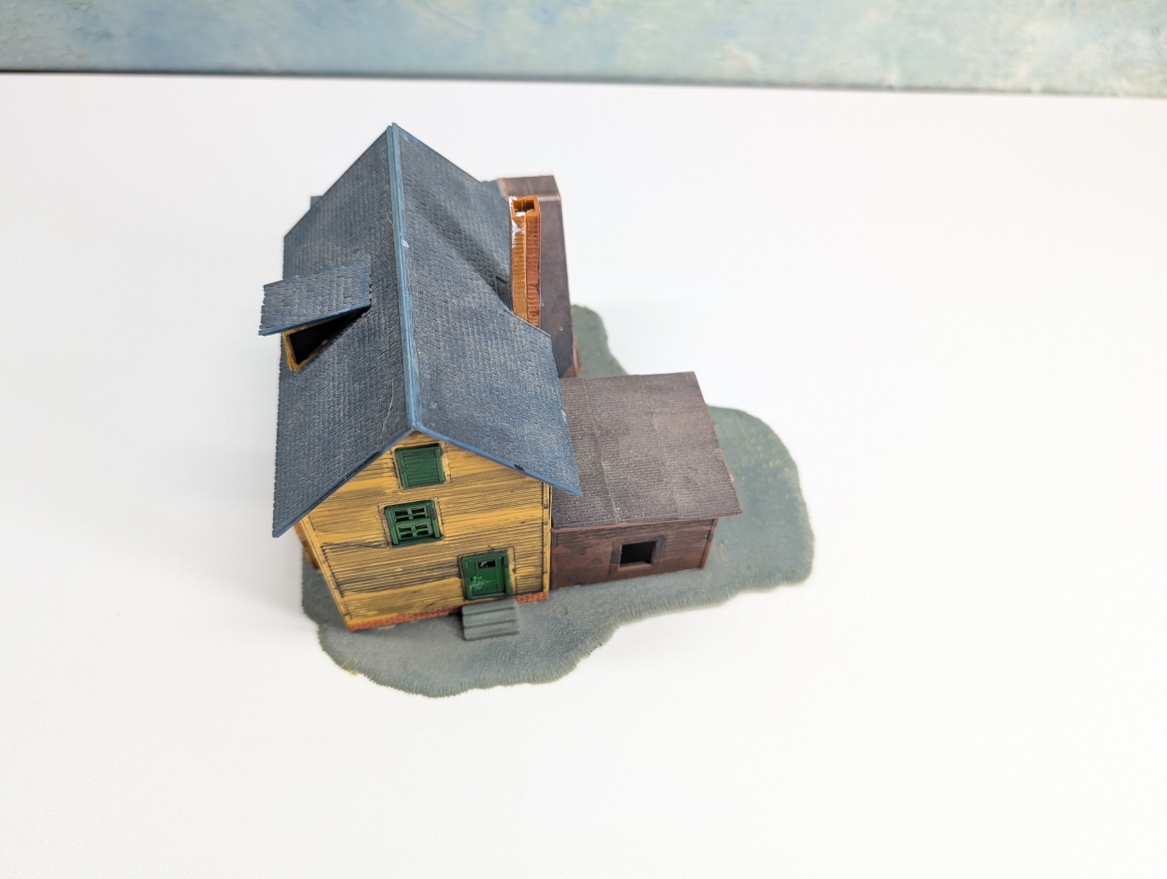 USED HO Scale Old Time 3 Story Yellow House