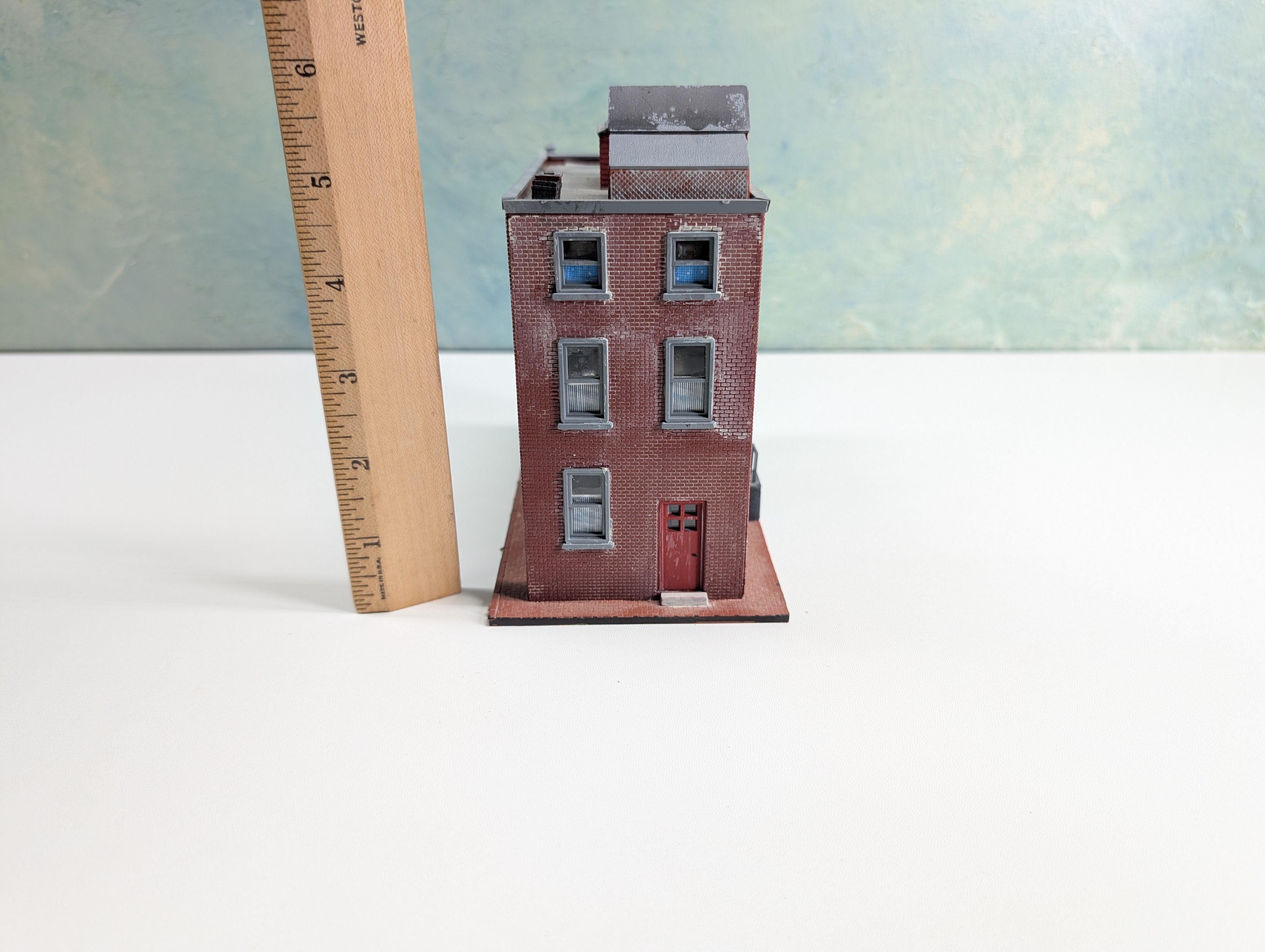 USED HO Scale Corner Store w/ Added Details, Brick