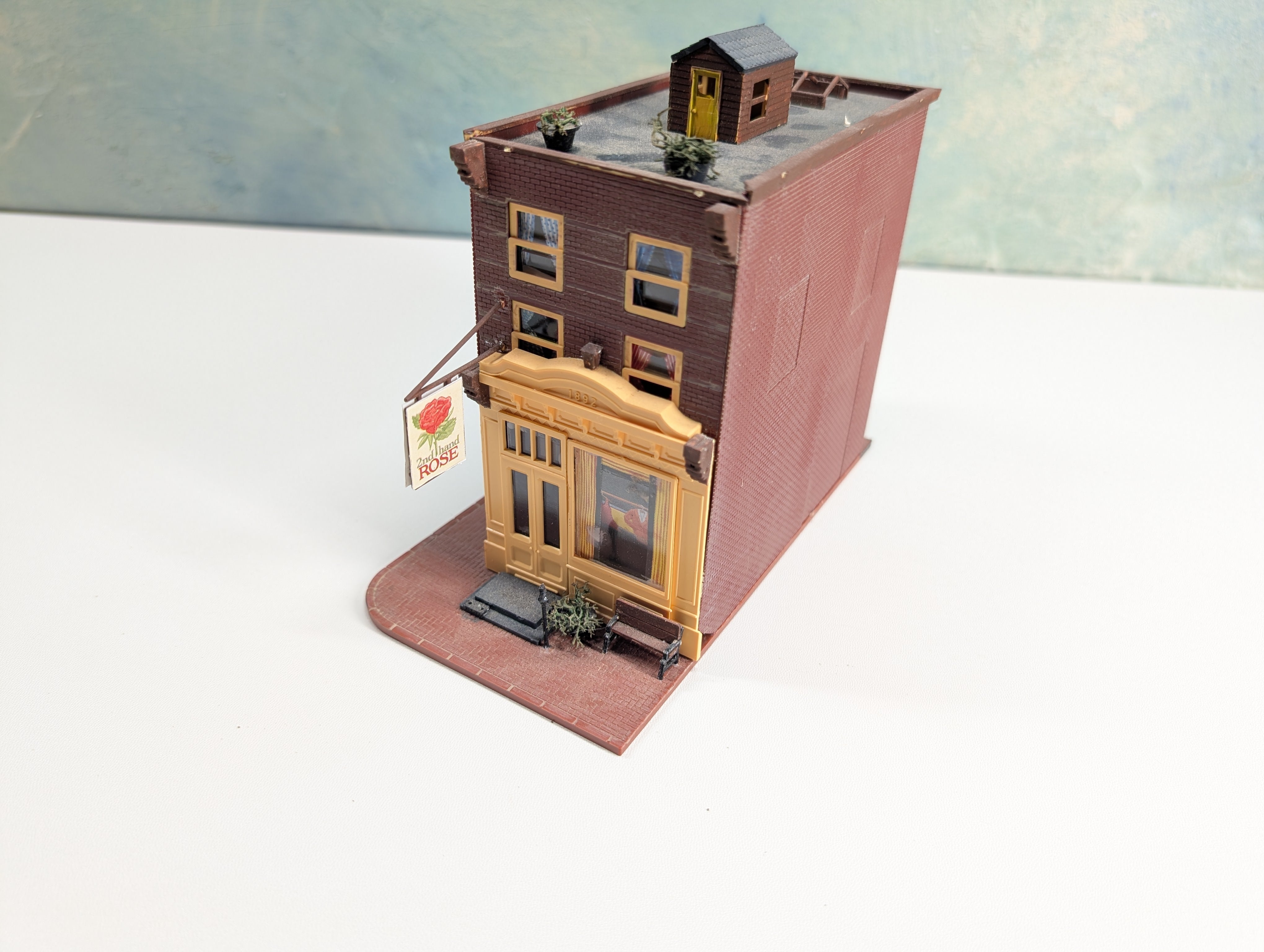 USED HO Scale Brick Storefront w/ Added Details, 2nd Hand Rose