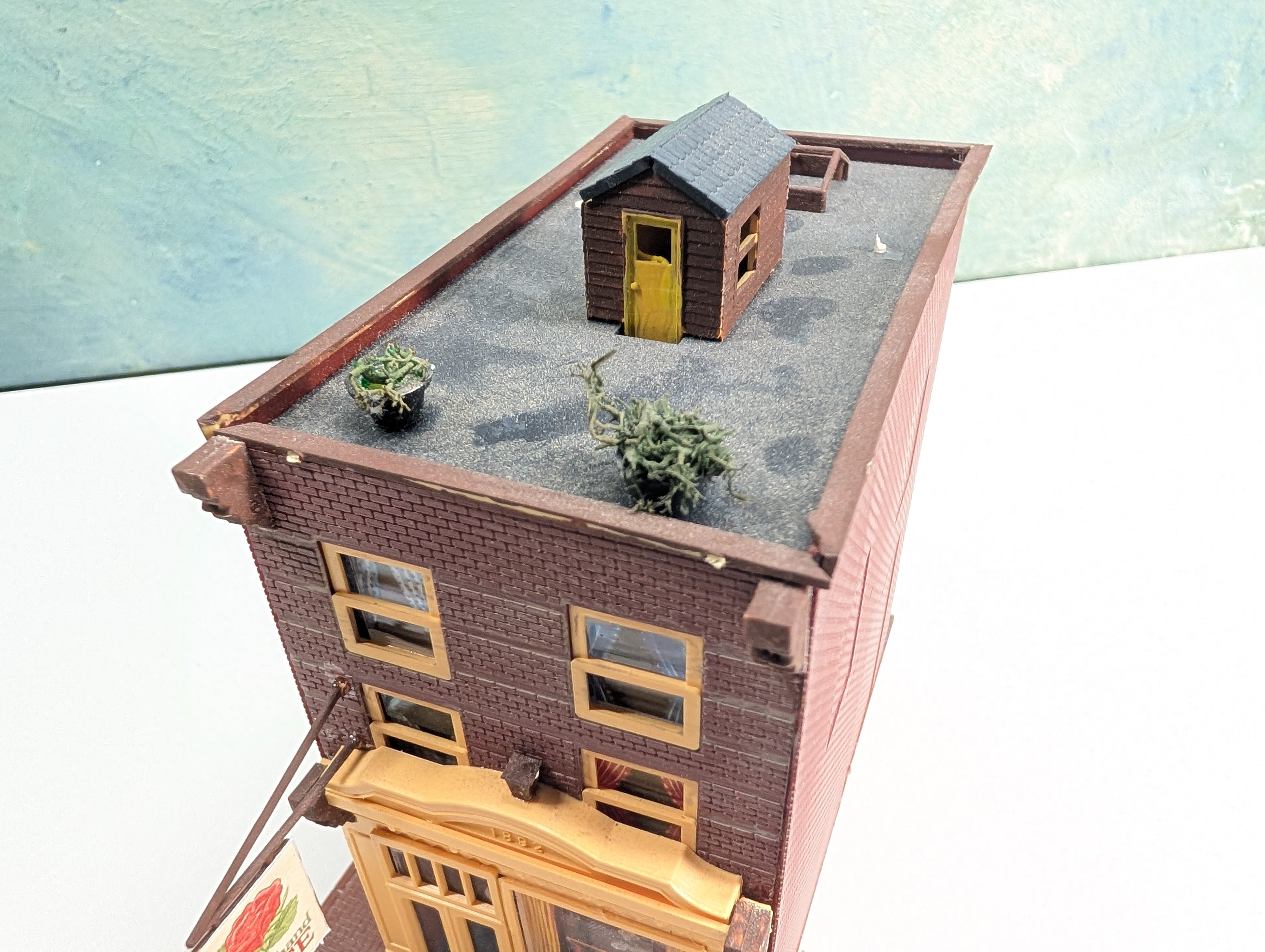USED HO Scale Brick Storefront w/ Added Details, 2nd Hand Rose