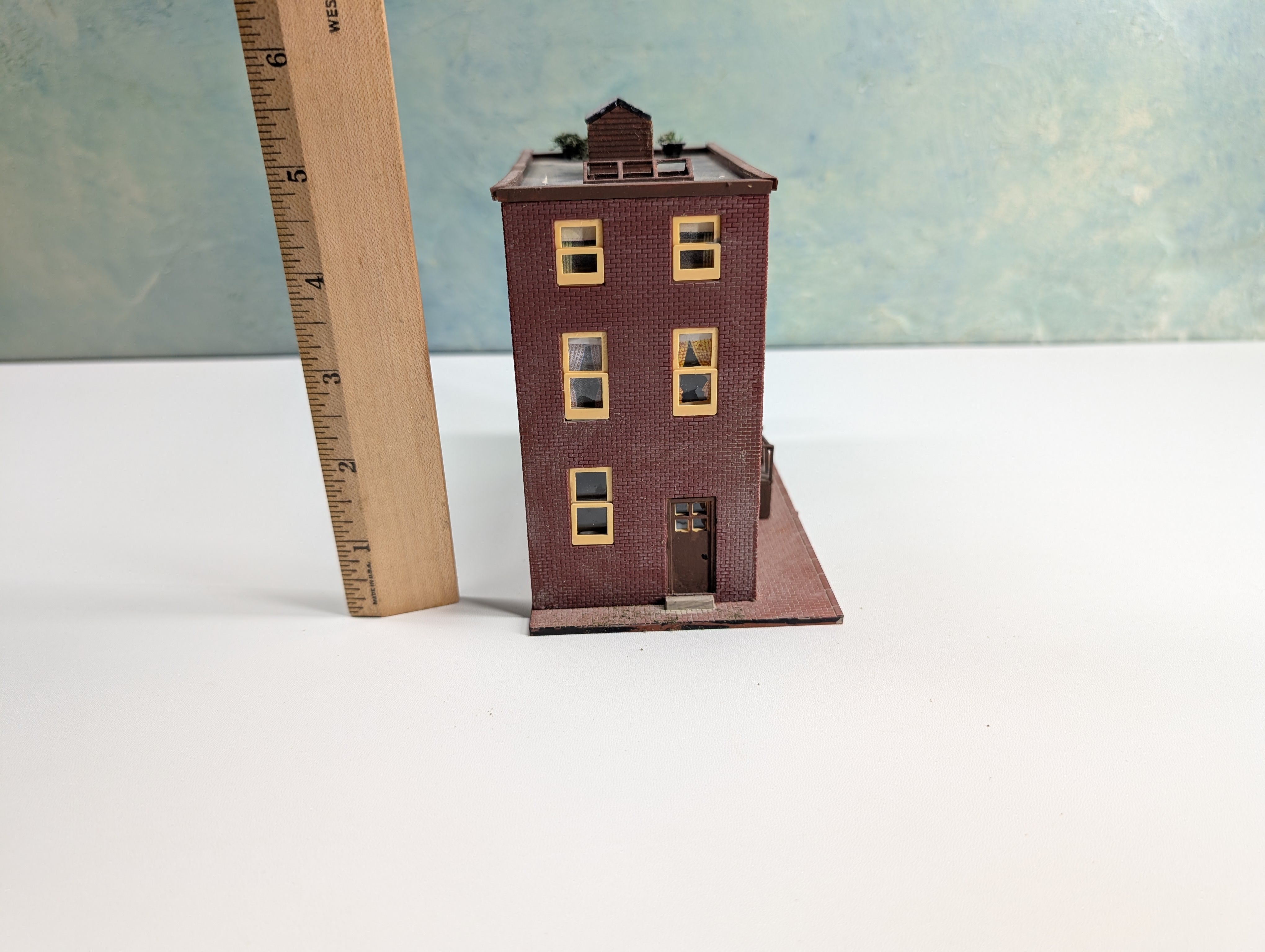 USED HO Scale Brick Storefront w/ Added Details, 2nd Hand Rose