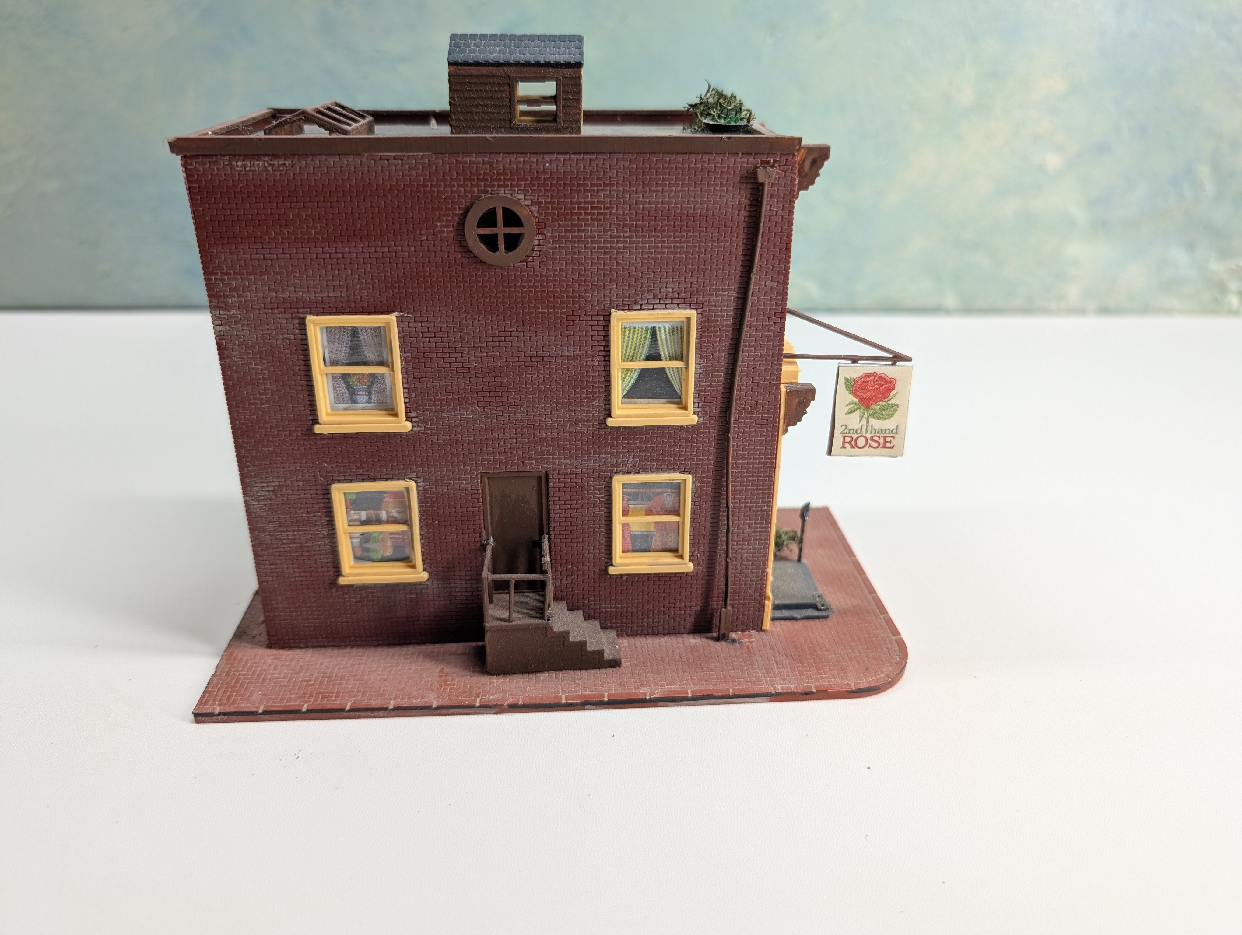 USED HO Scale Brick Storefront w/ Added Details, 2nd Hand Rose