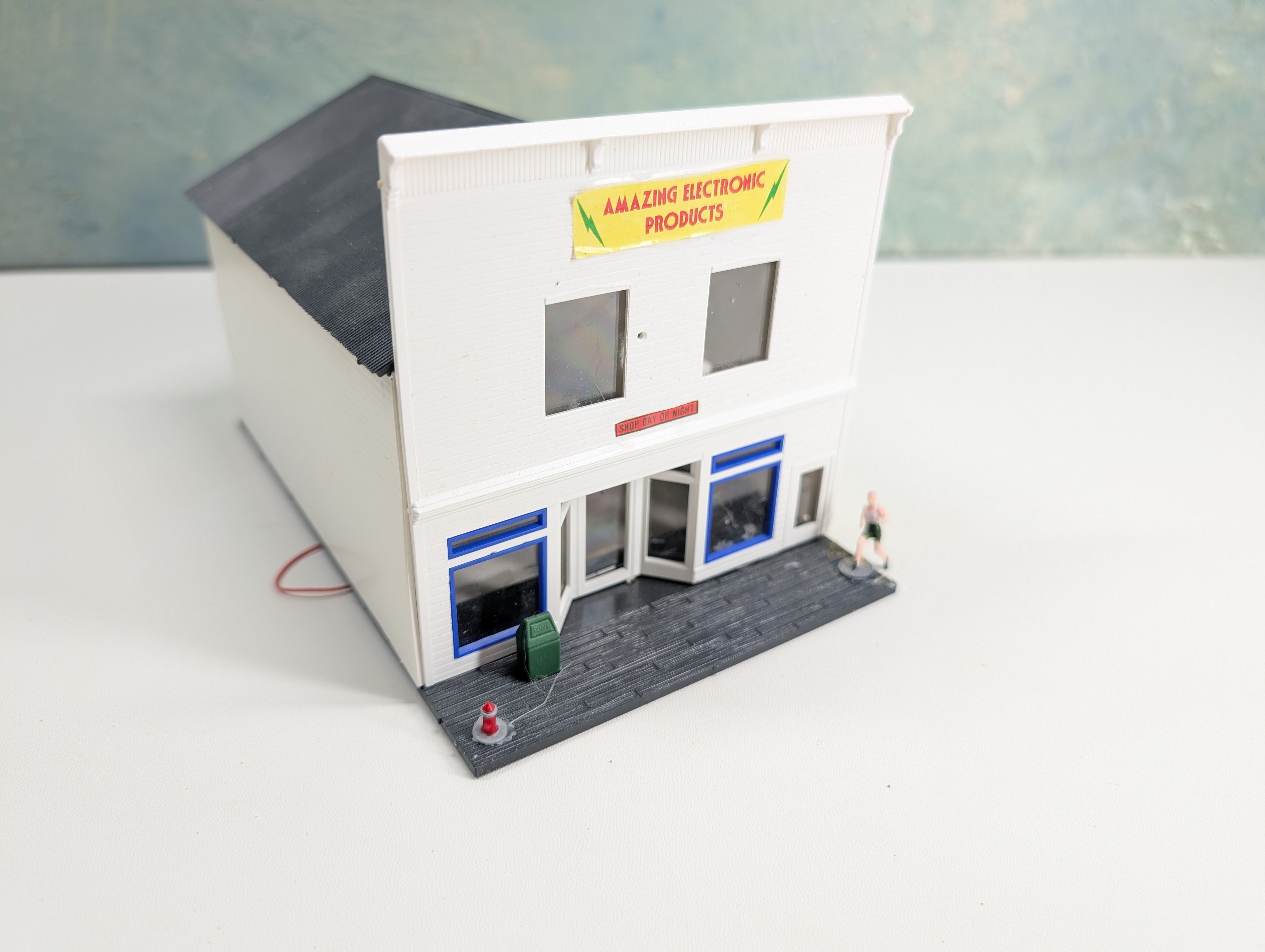 USED HO Scale White Store, Amazing Electronic Products