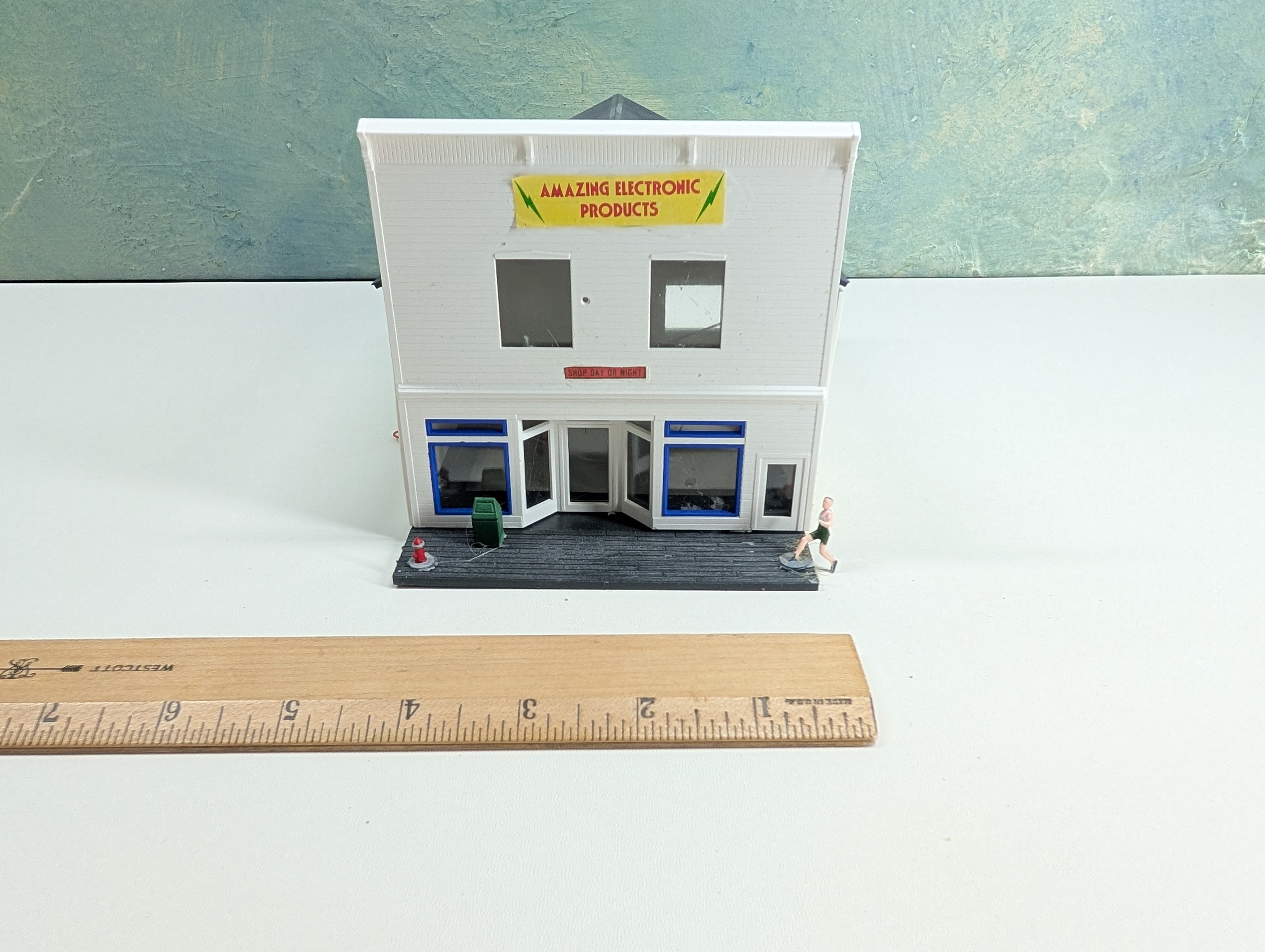 USED HO Scale White Store, Amazing Electronic Products