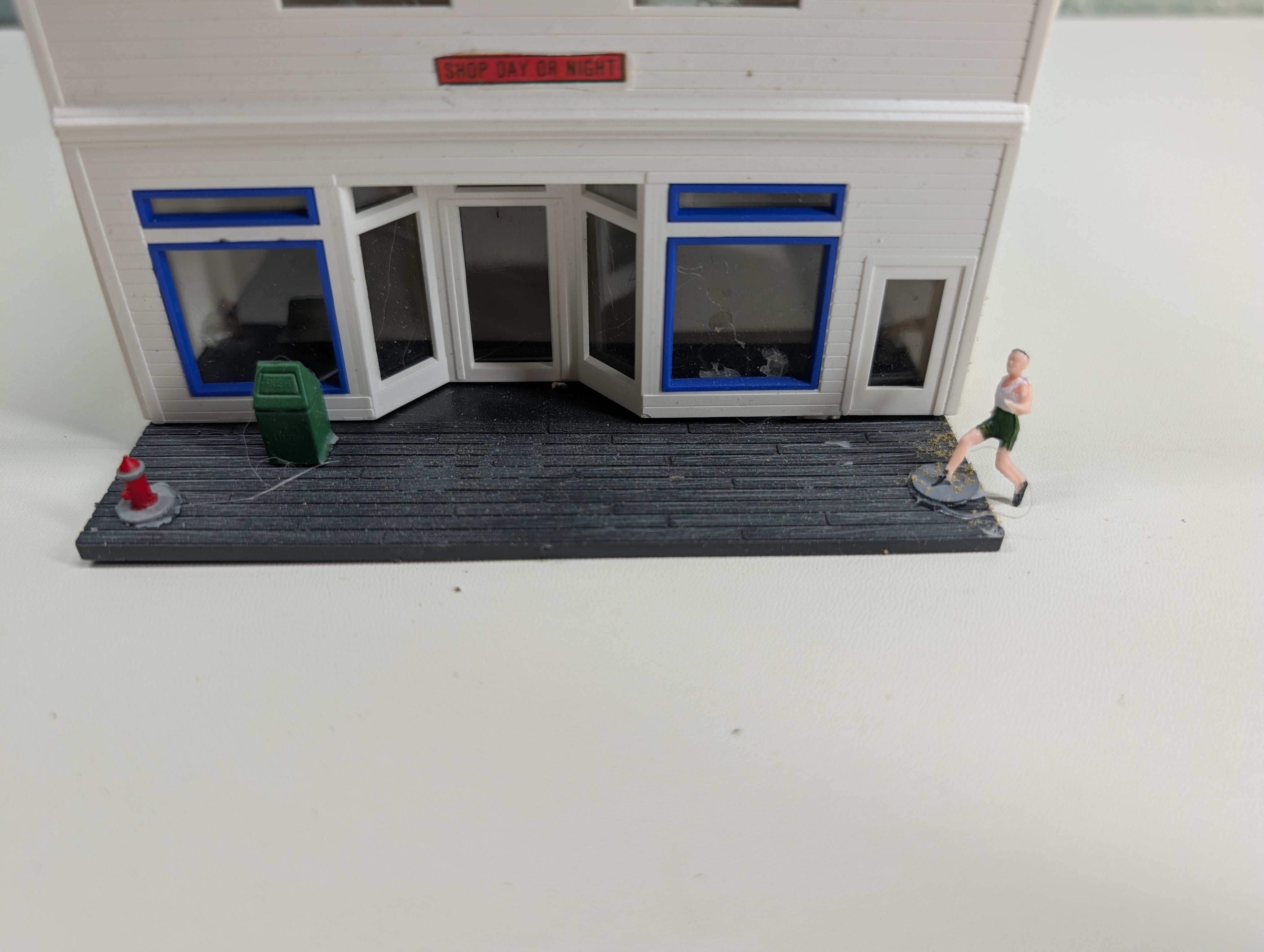 USED HO Scale White Store, Amazing Electronic Products