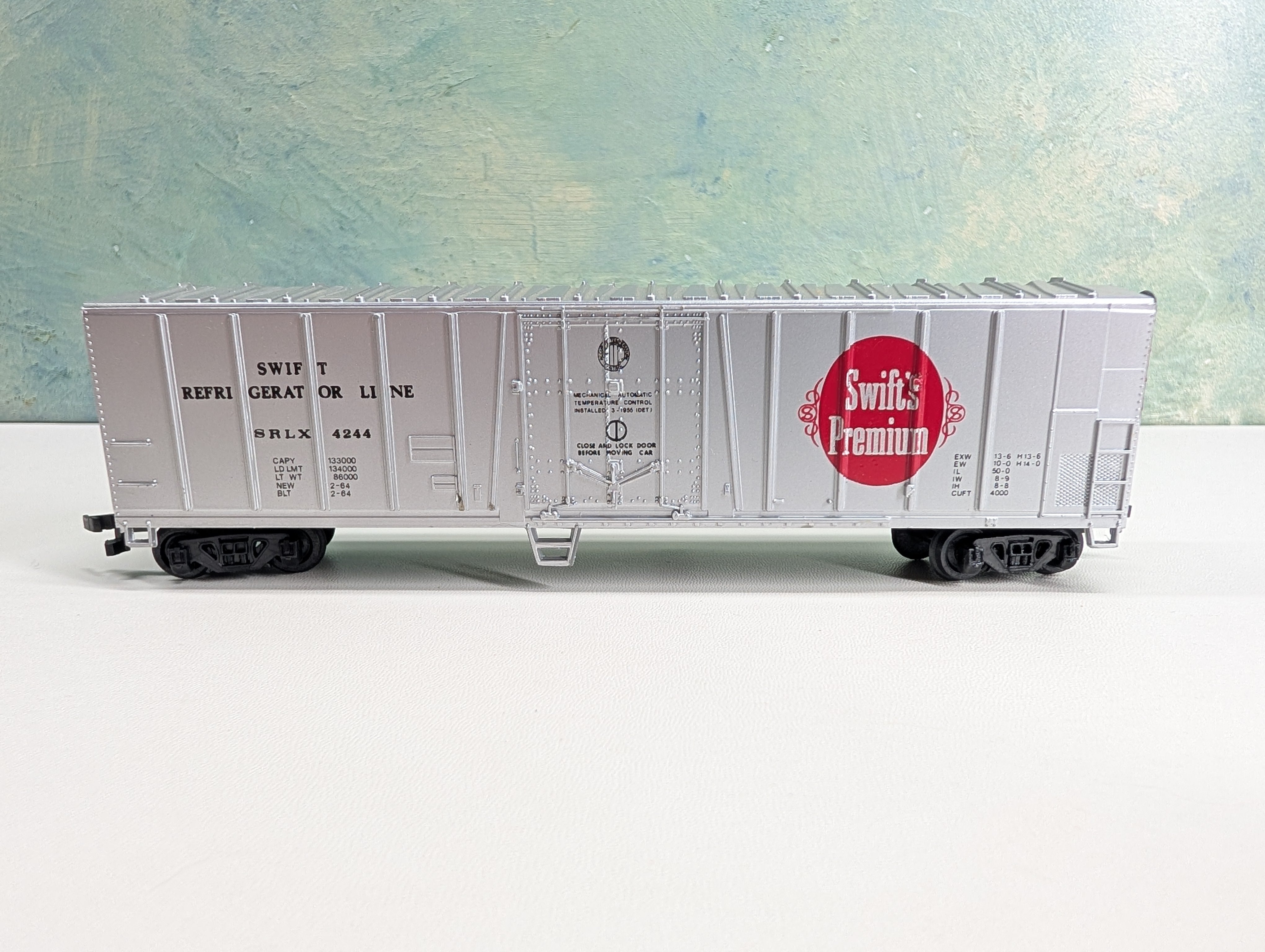 USED Bachmann HO Scale 50' Box Car Swift Refrigerator Line SRLX #4244