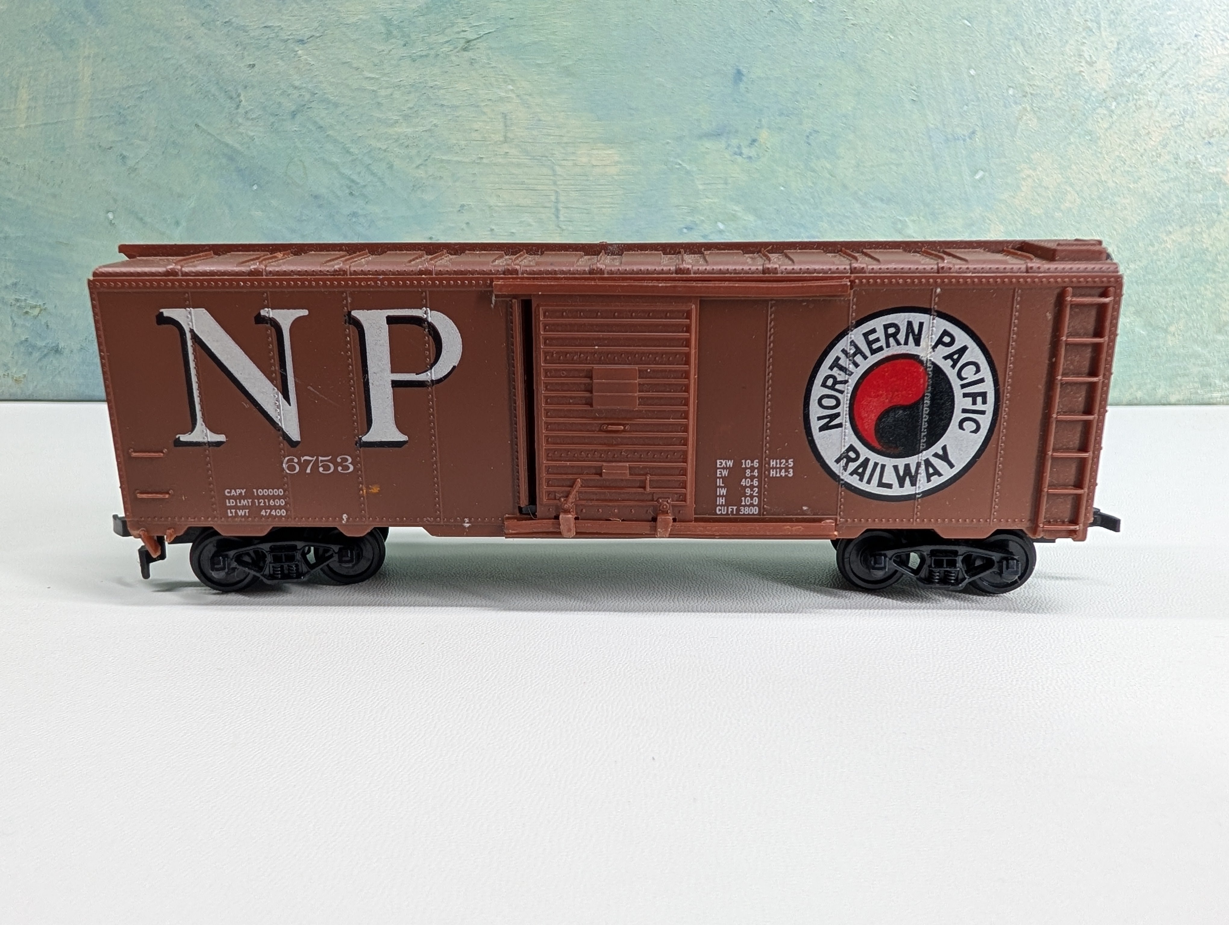 USED Cox HO Scale 40' Box Car Northern Pacific NP #6753