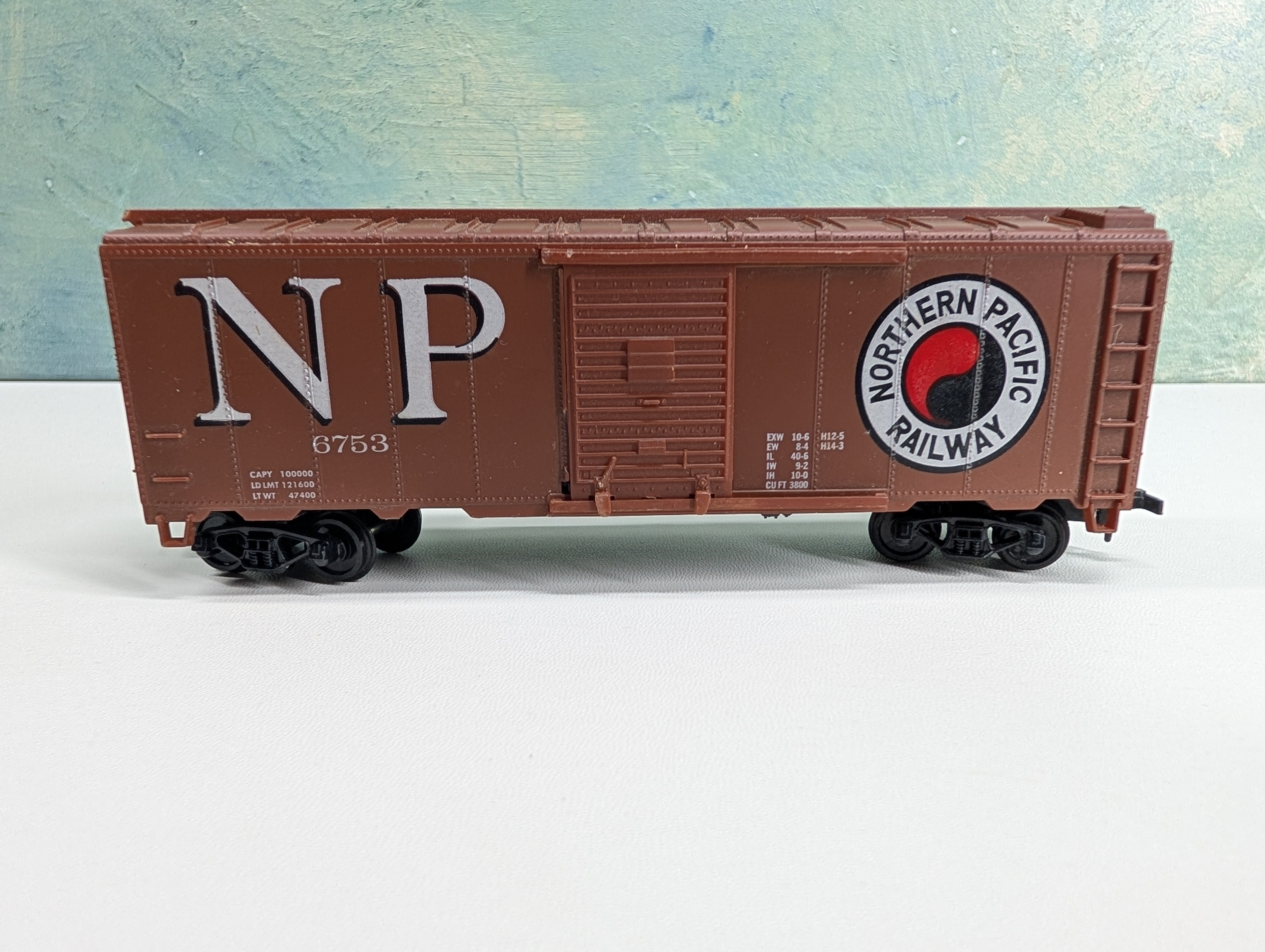 USED Cox HO Scale 40' Box Car Northern Pacific NP #6753