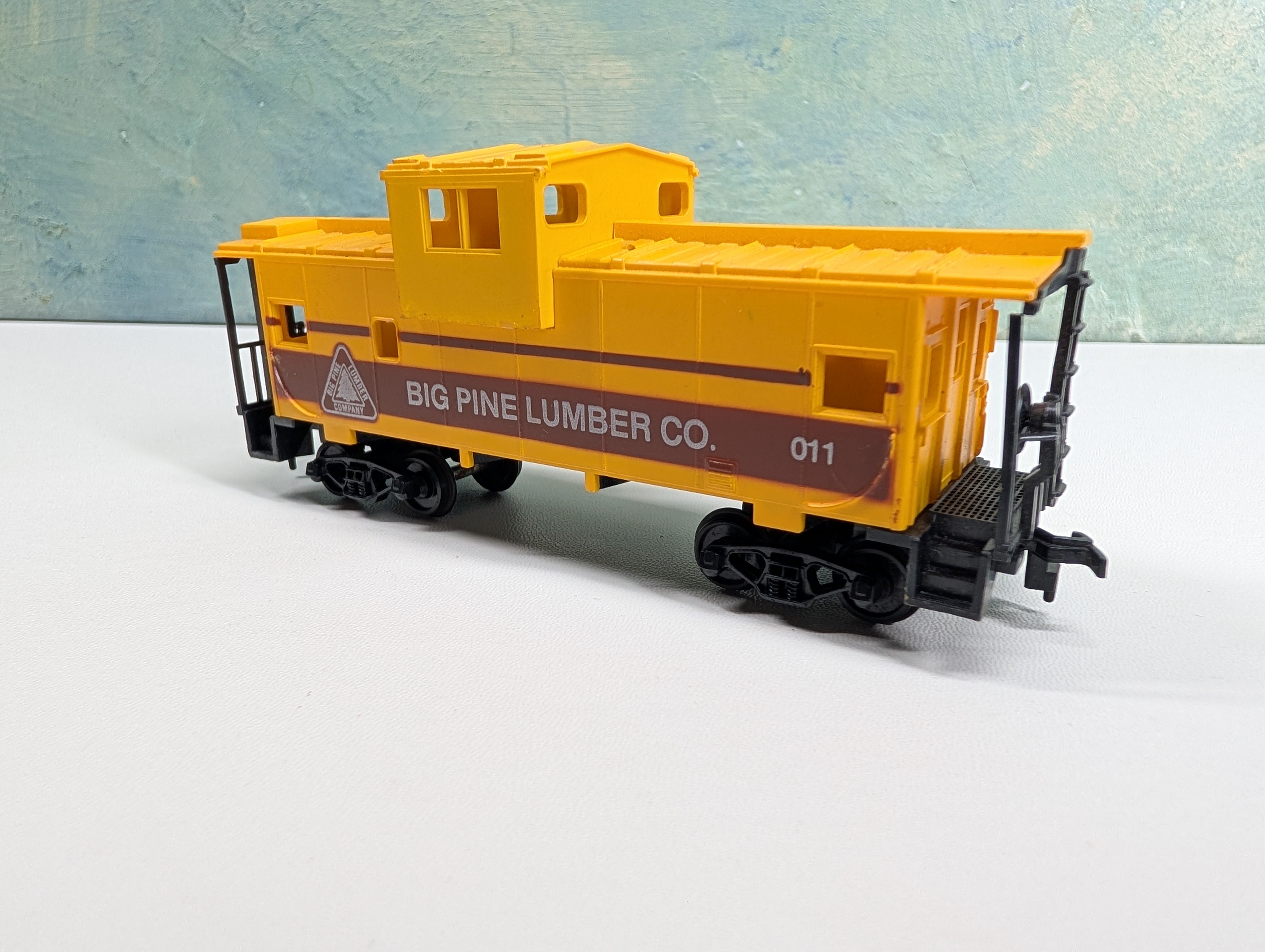 USED Cox HO Scale Caboose Big Pine Lumber Co #011