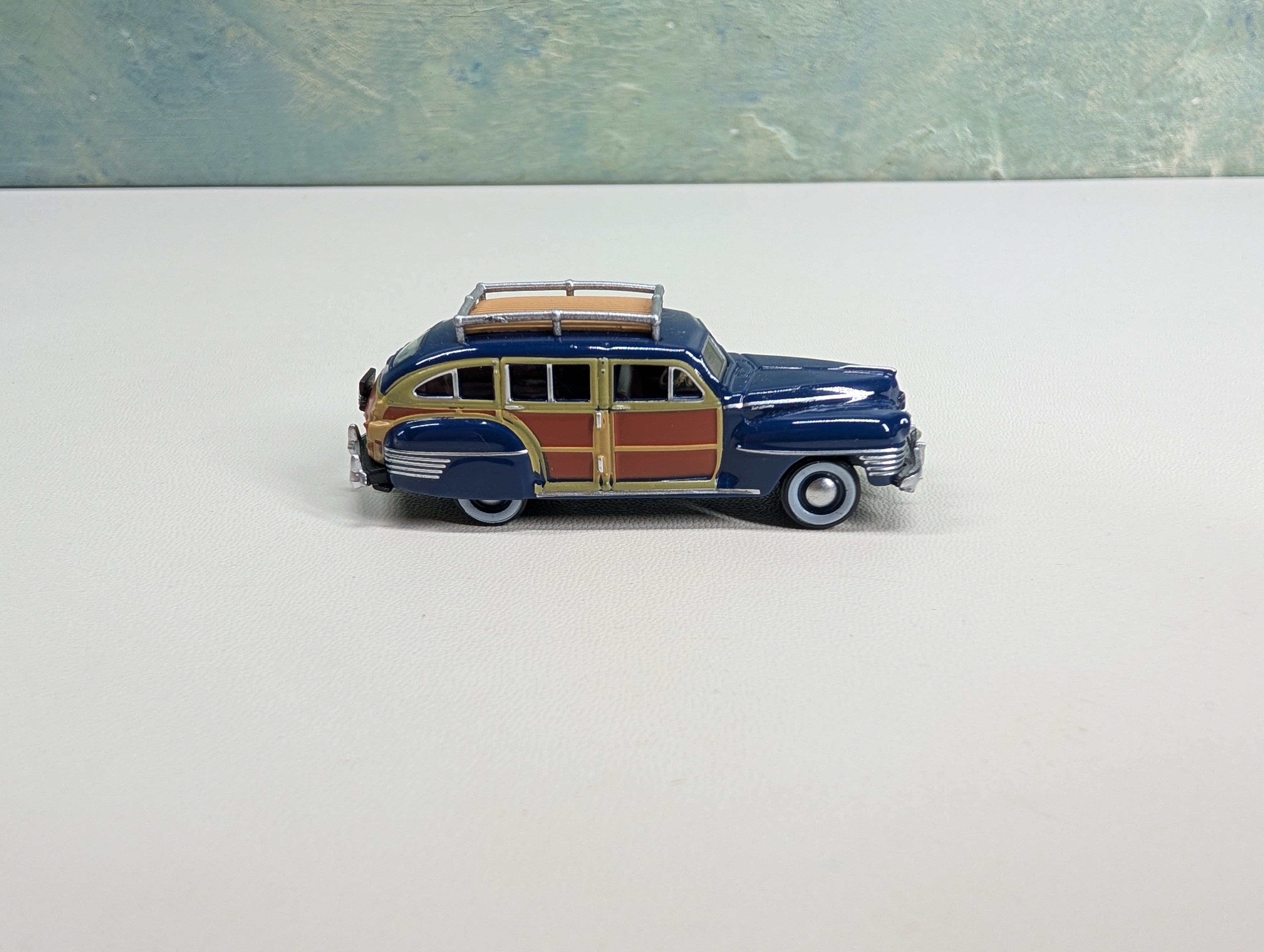 USED Oxford Diecast HO Scale Chrysler T&C Woody Wagon, Blue