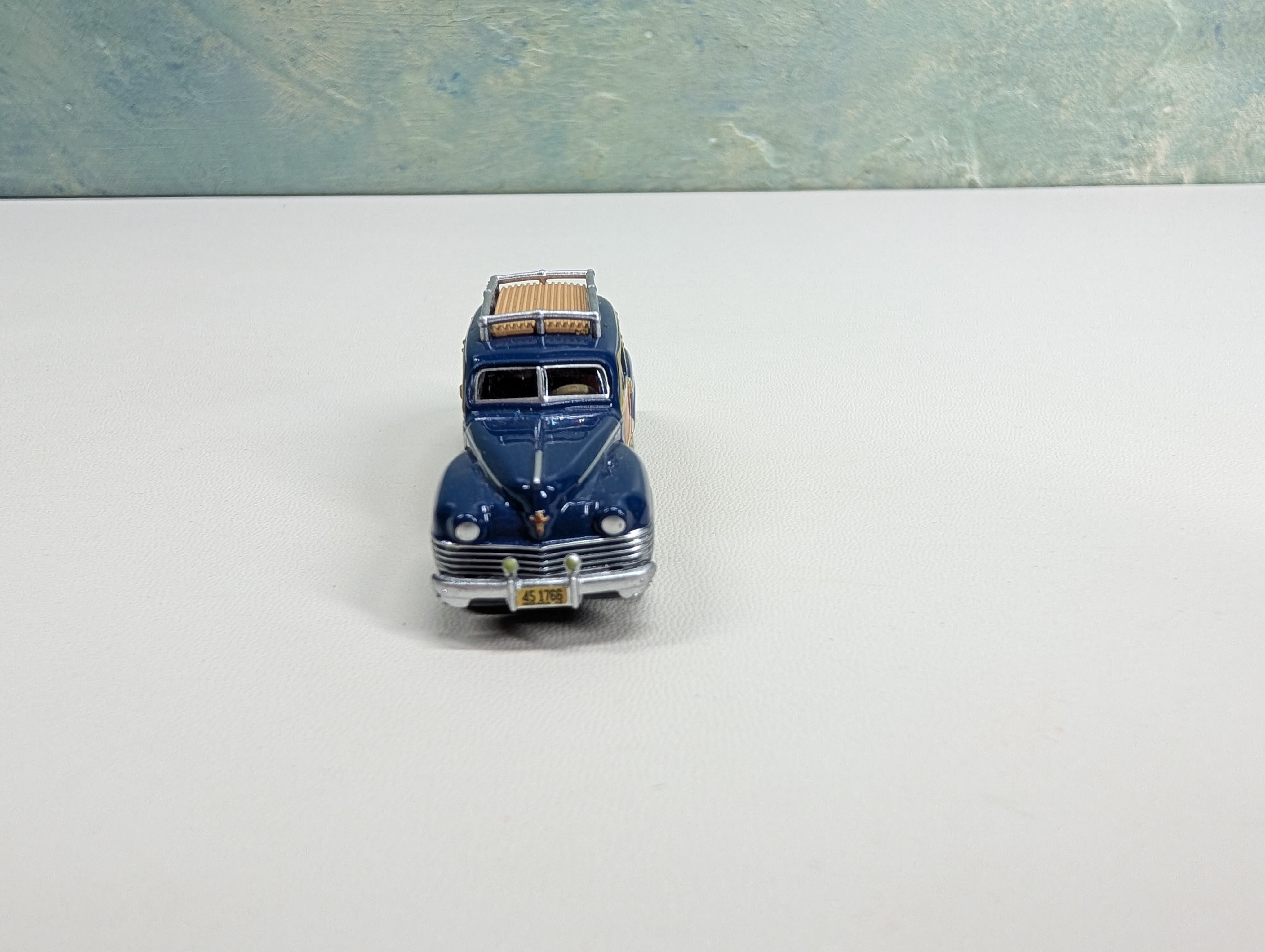 USED Oxford Diecast HO Scale Chrysler T&C Woody Wagon, Blue