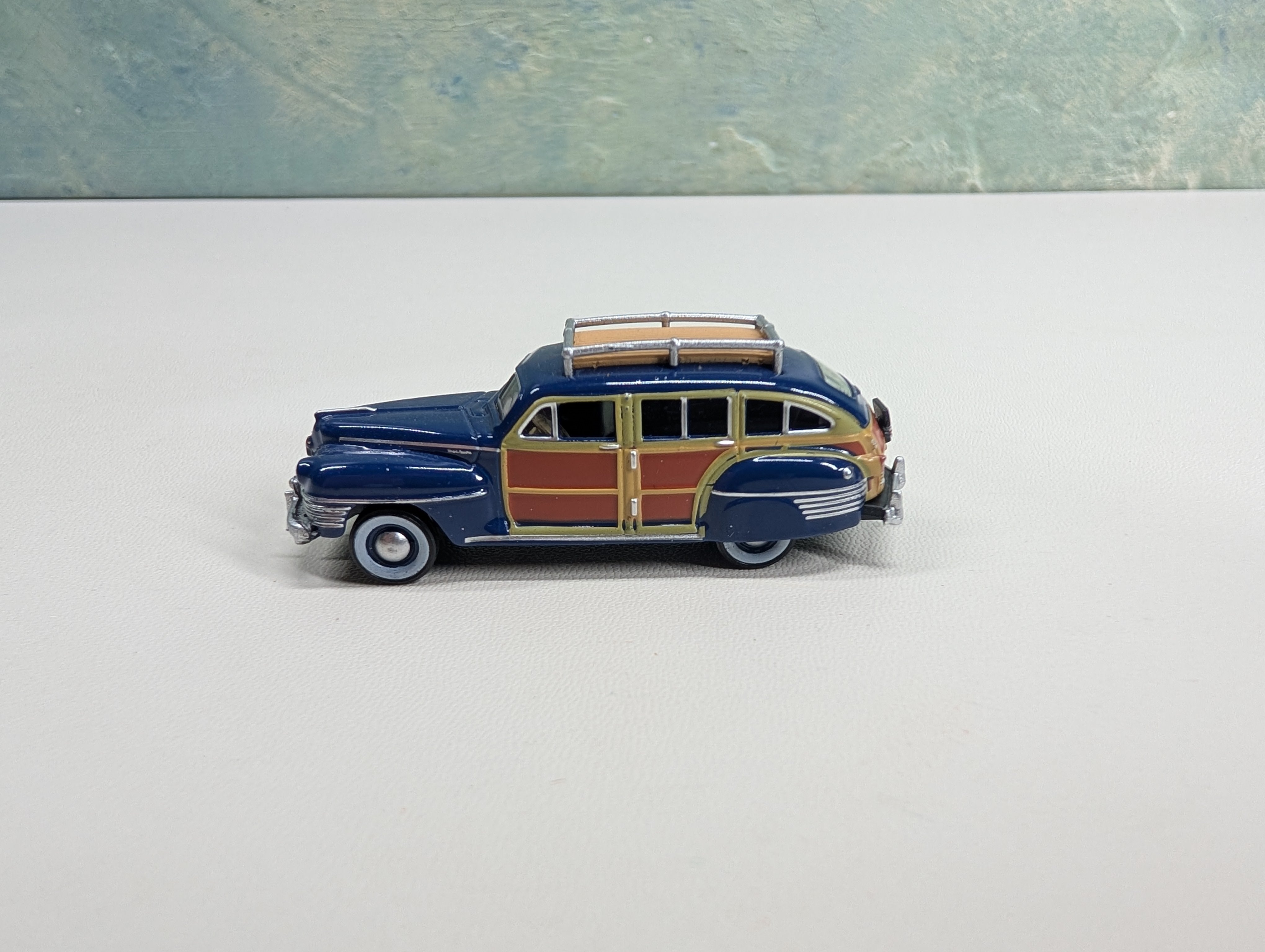 USED Oxford Diecast HO Scale Chrysler T&C Woody Wagon, Blue