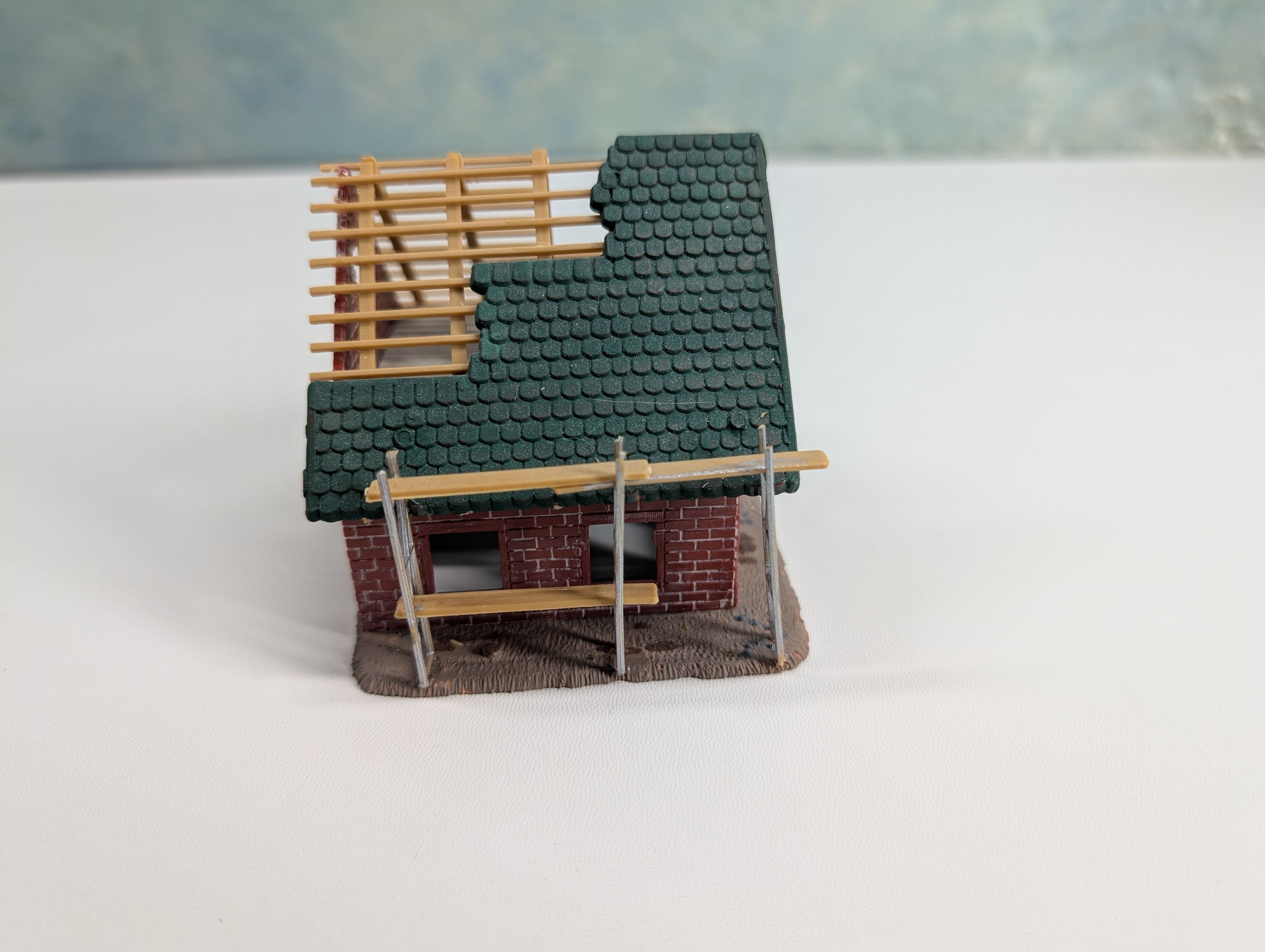 USED HO Scale Brick Home Under Construction, Green Roof