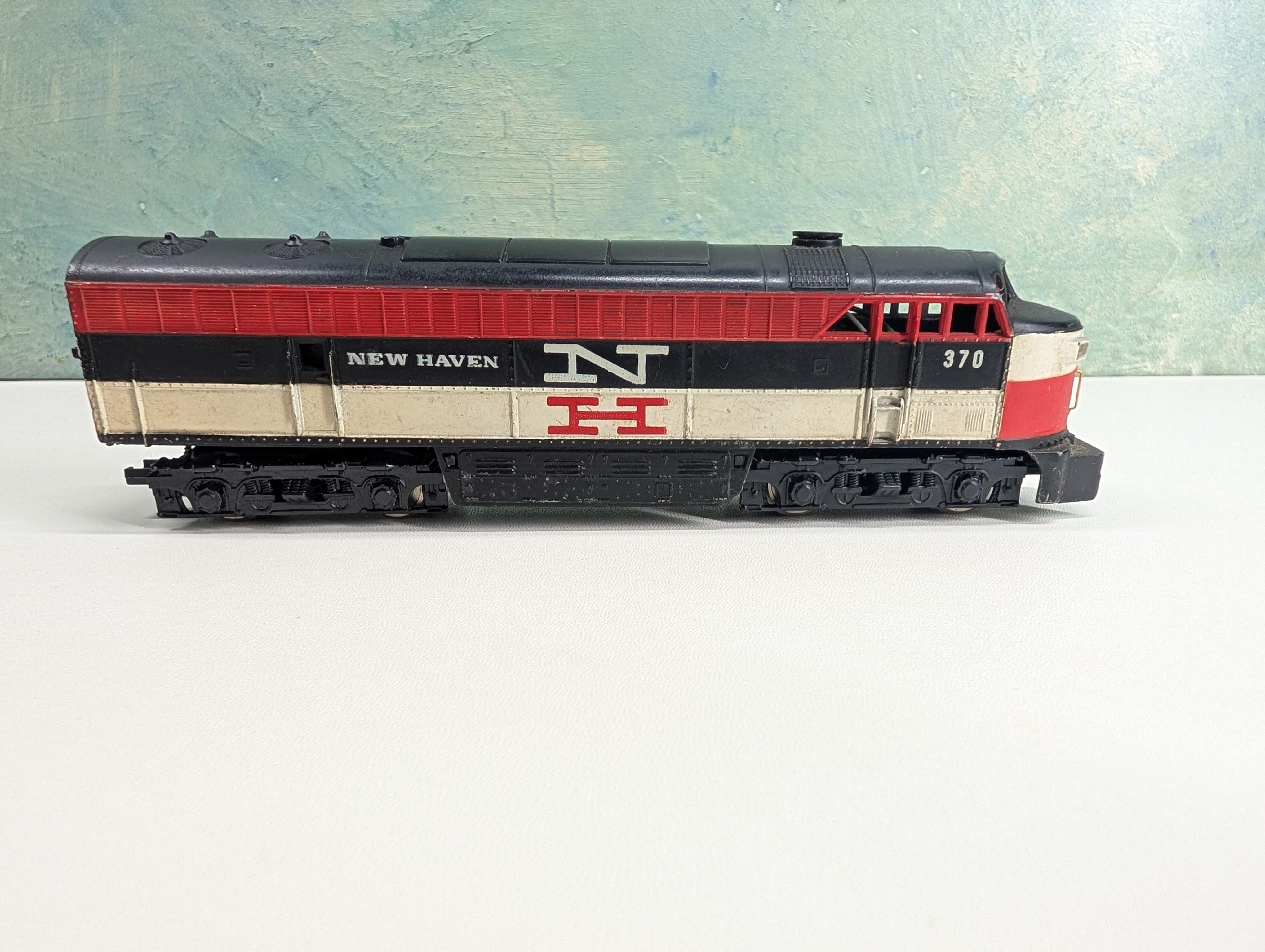 USED AHM HO Scale FM C-Liner Diesel Locomotive New Haven NH #370 Tested! DC