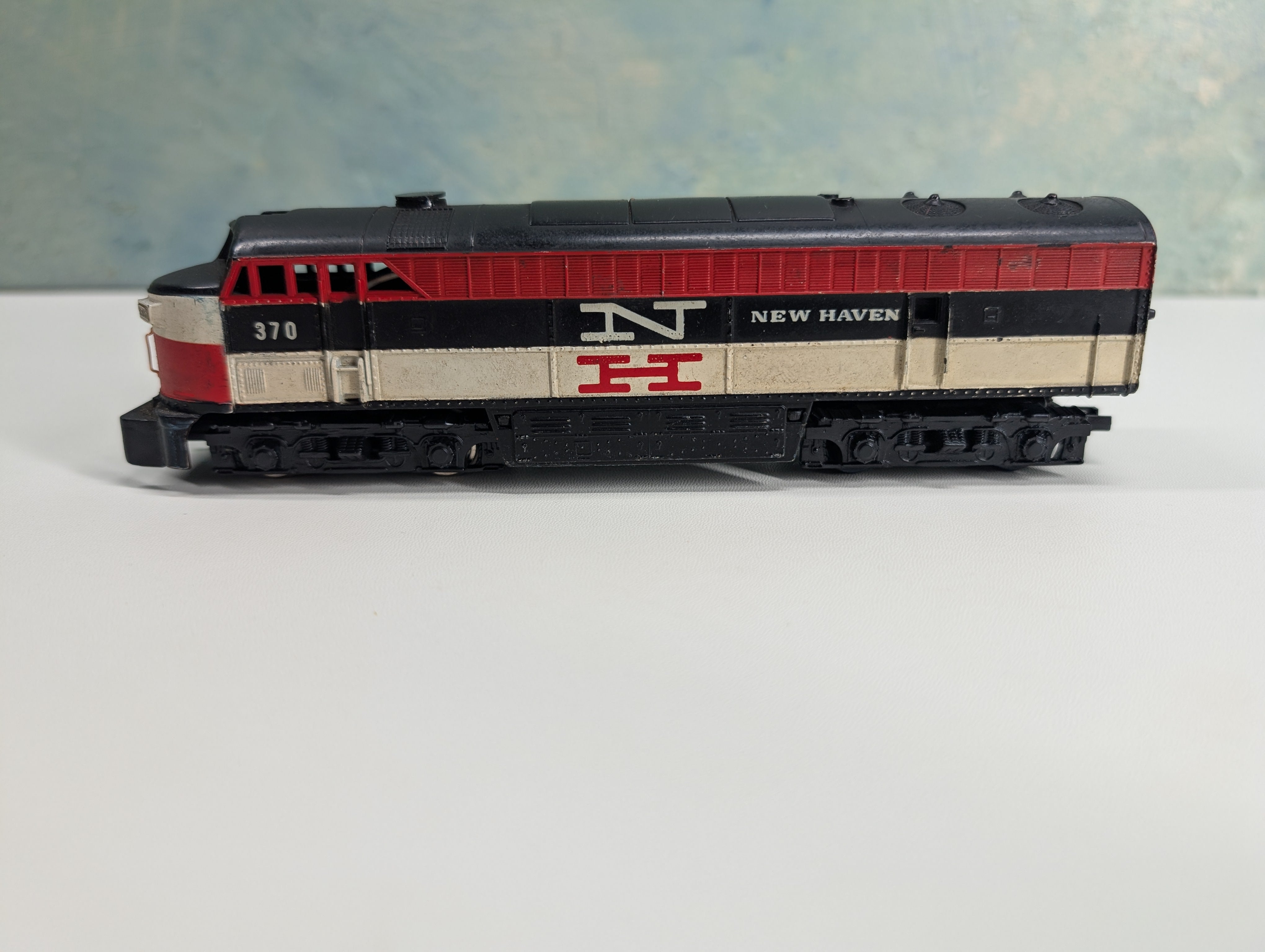 USED AHM HO Scale FM C-Liner Diesel Locomotive New Haven NH #370 Tested! DC