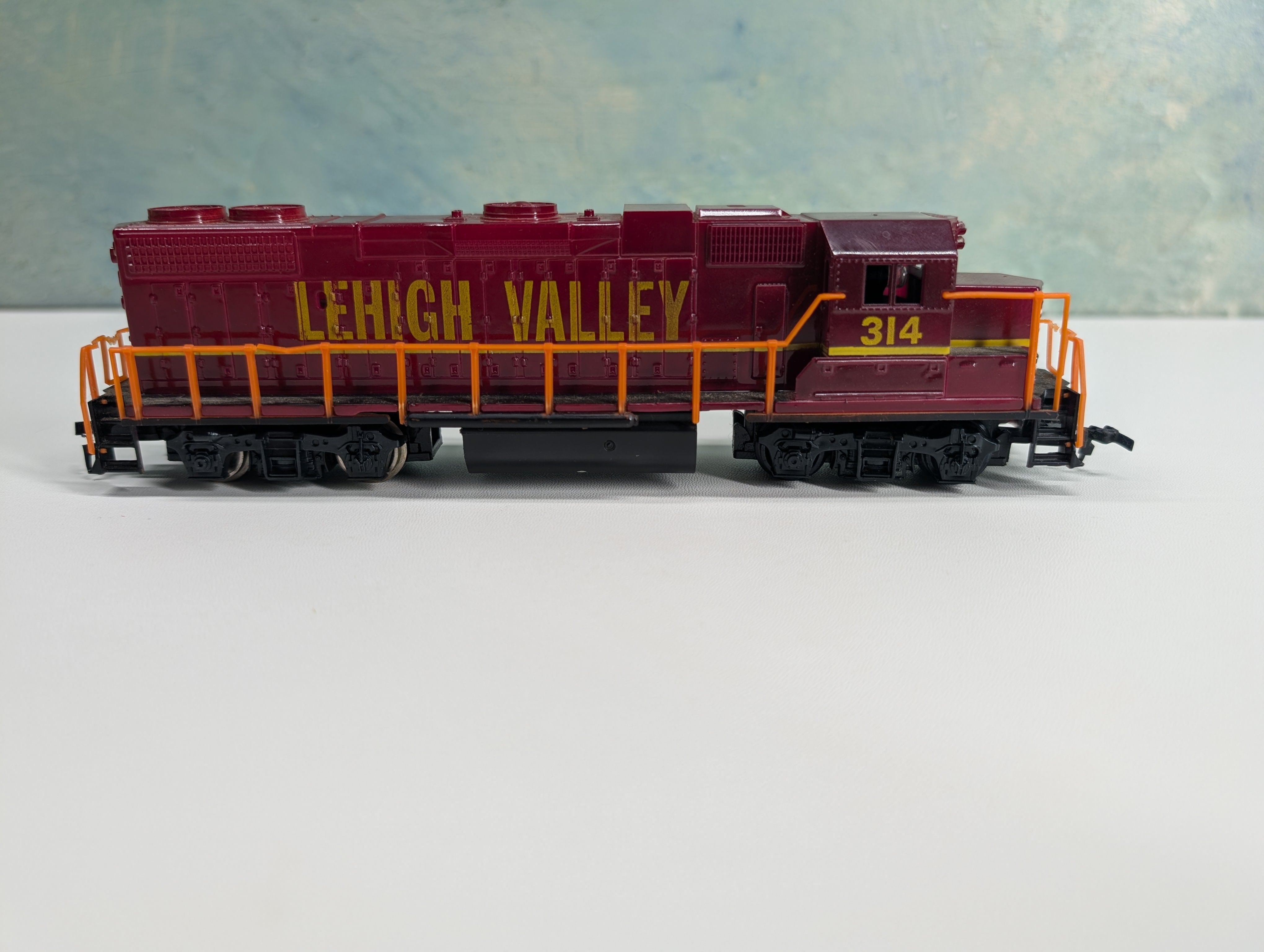 USED Life-Like HO Scale GP38 Diesel Locomotive Lehigh Valley LV #314 Parts/Repairs DC