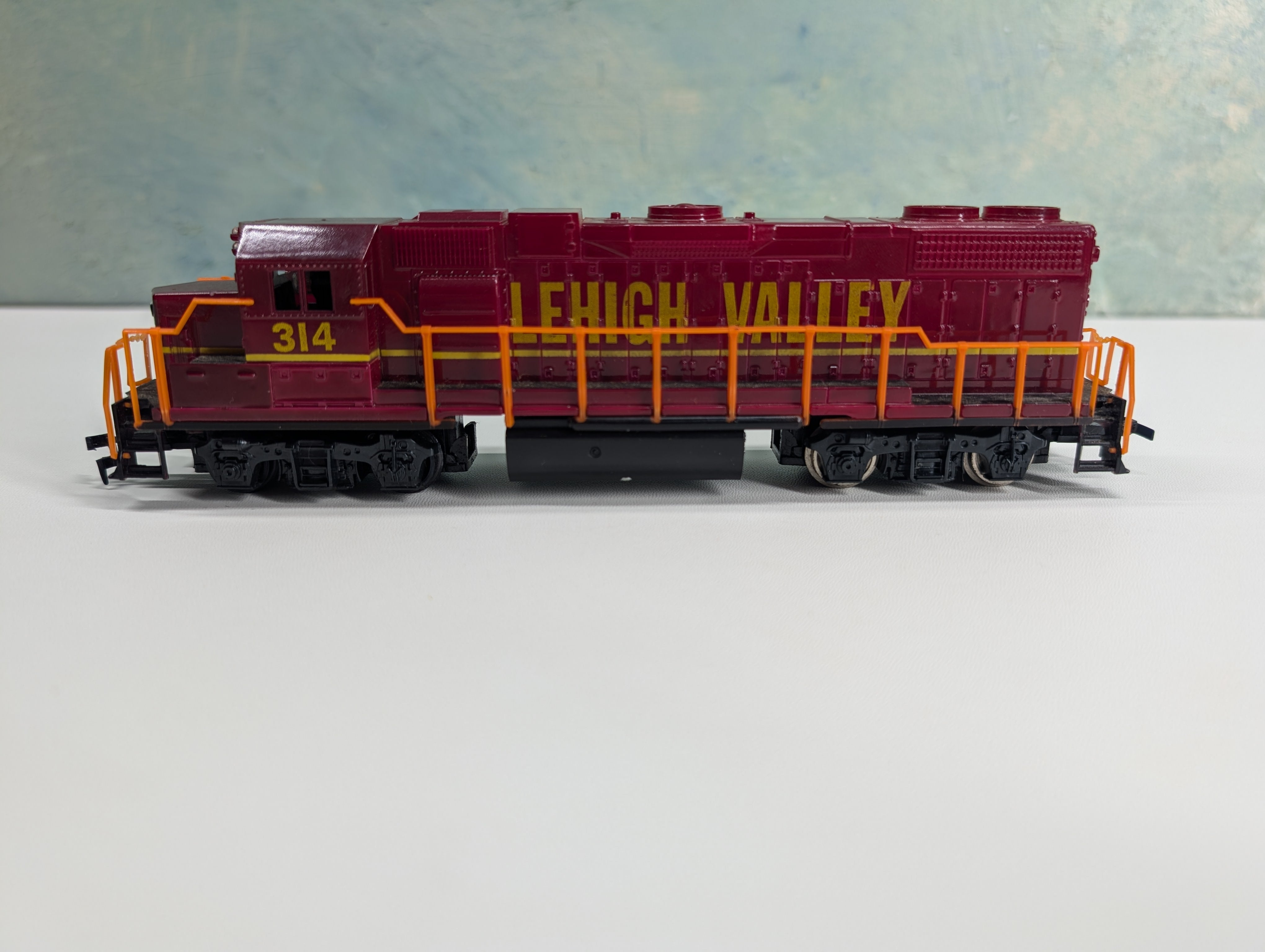 USED Life-Like HO Scale GP38 Diesel Locomotive Lehigh Valley LV #314 Parts/Repairs DC