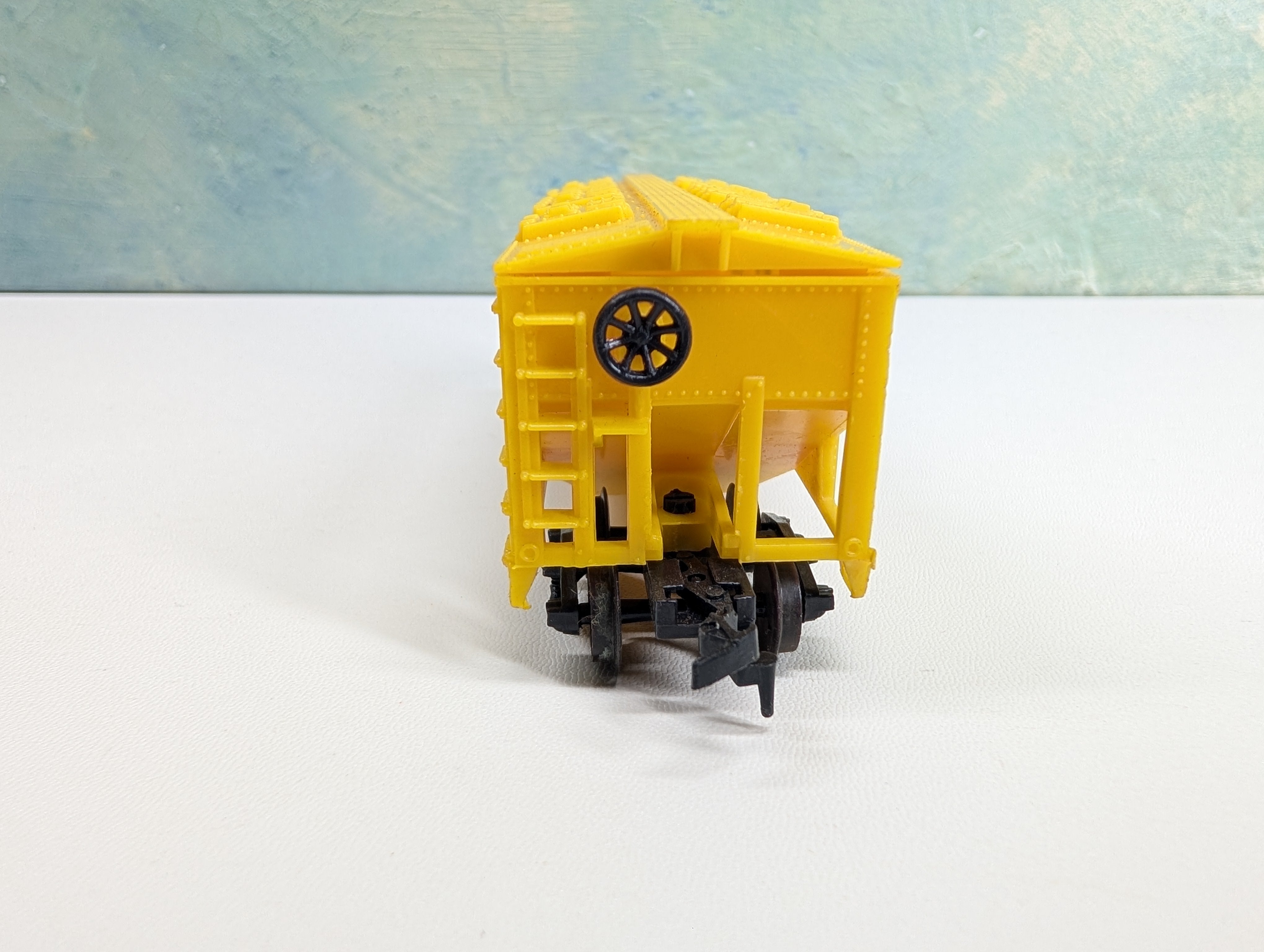USED Life-Like HO Scale 2 Bay Covered Hopper Chessie System B&O #629822