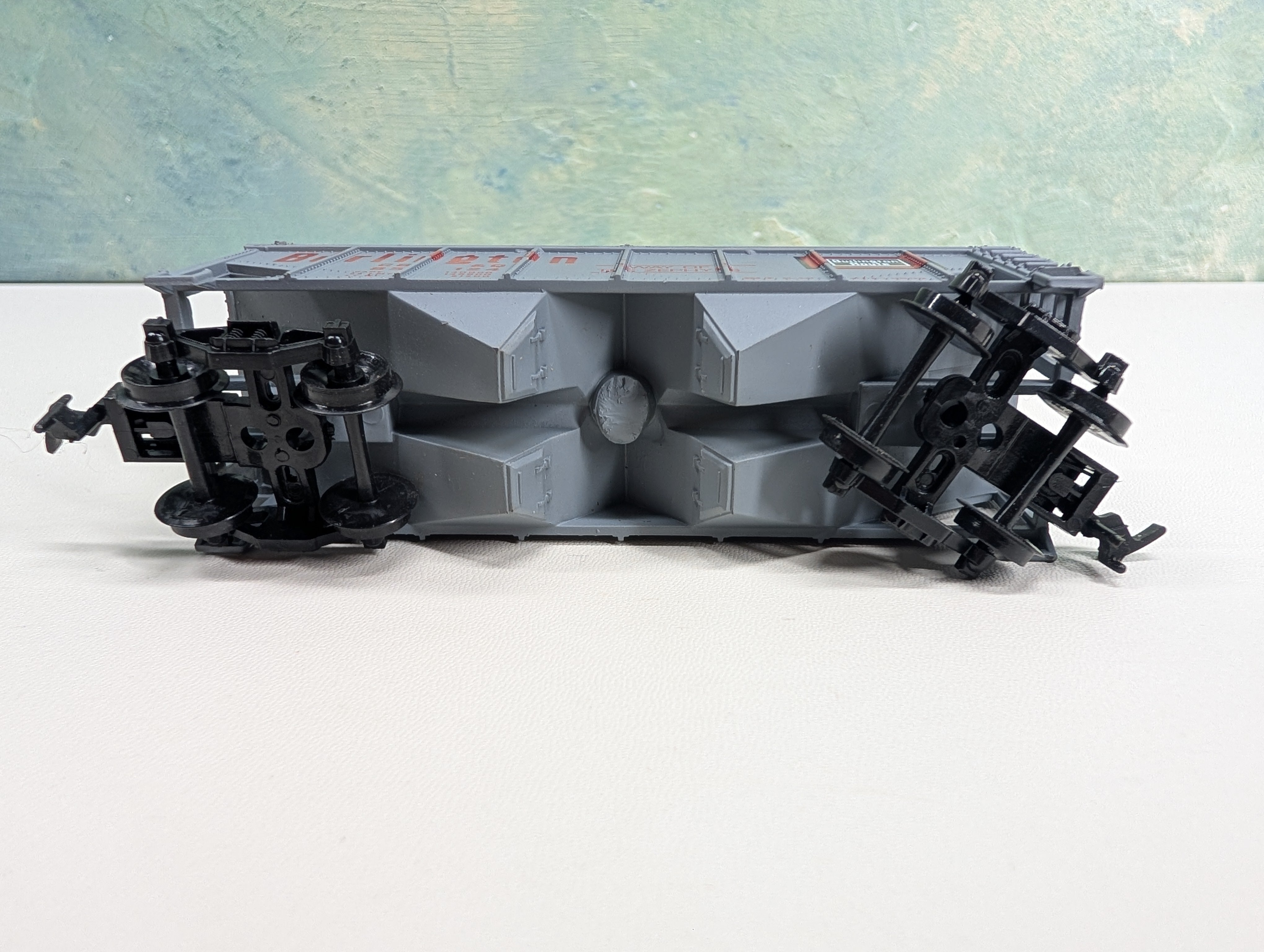 USED Life-Like HO Scale 2 Bay Covered Hopper Burlington CB&Q #85124